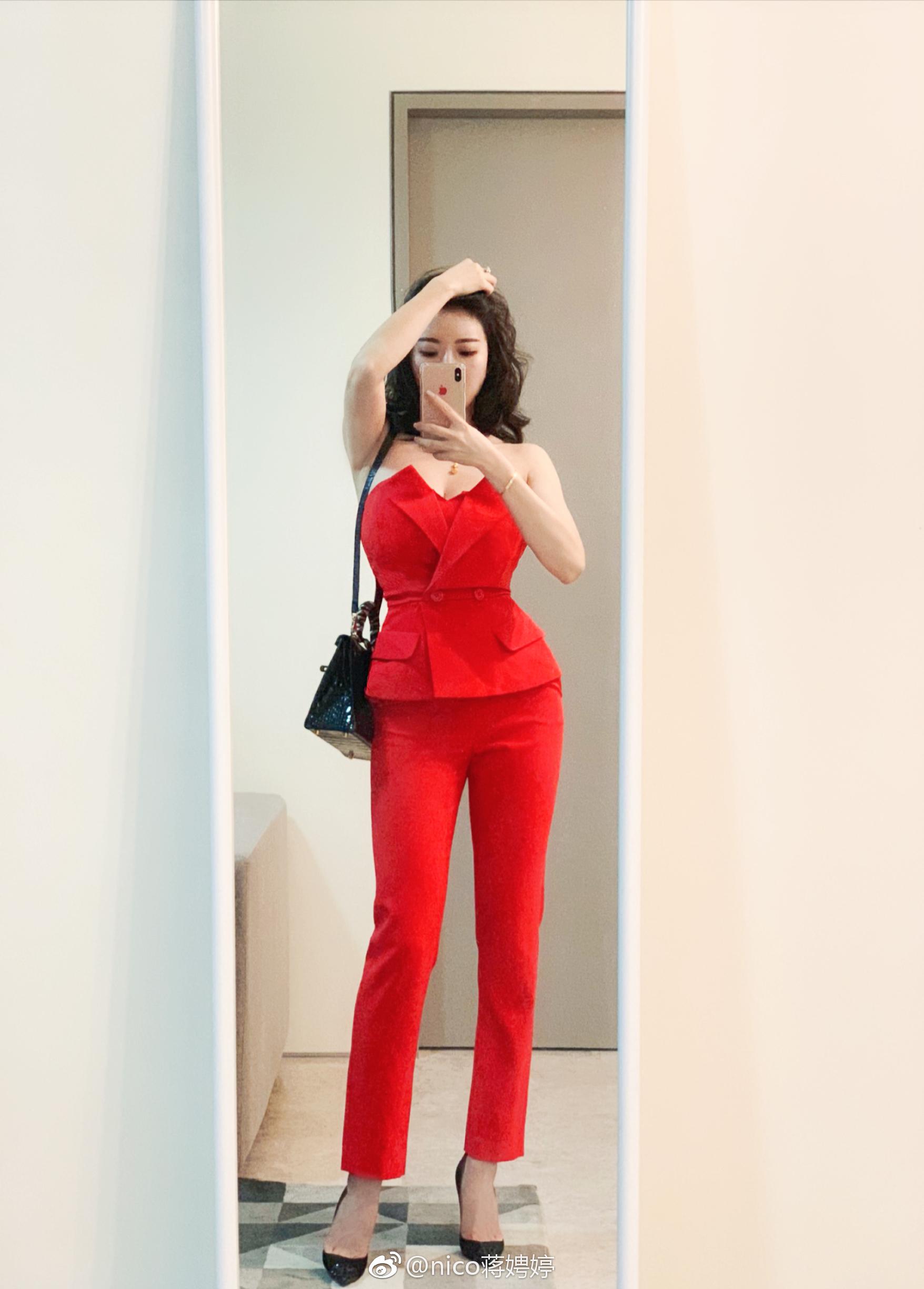 疑似刘强东性侵门事件女主蒋聘婷镜前自拍衣服秀完美身材[6]
