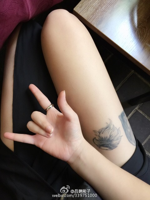 台球裁判吕帅希晒短裙修长白嫩美腿[10]