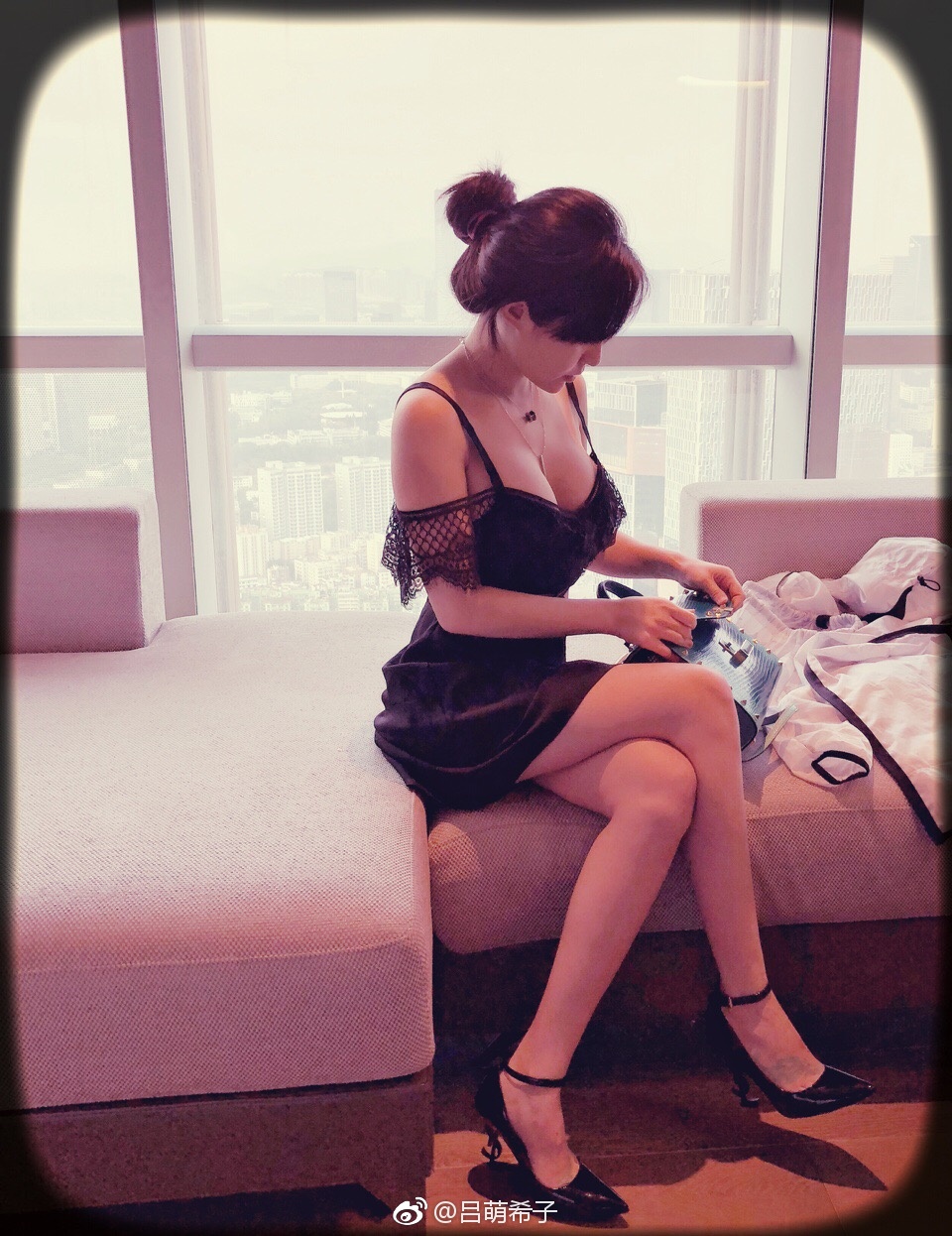 美女裁判吕帅希自拍白嫩丝袜美腿[5]