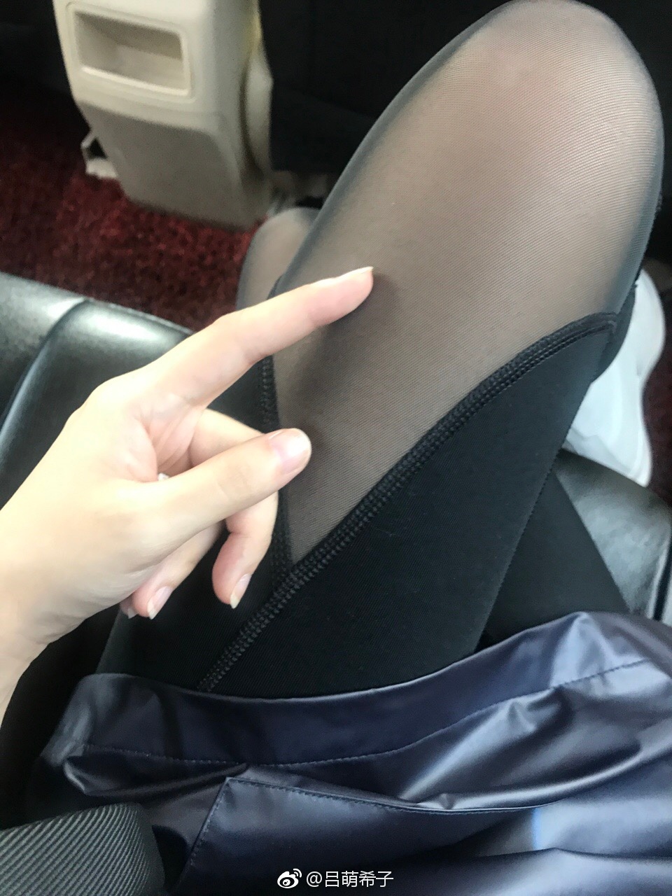 美女裁判吕帅希自拍白嫩丝袜美腿[7]