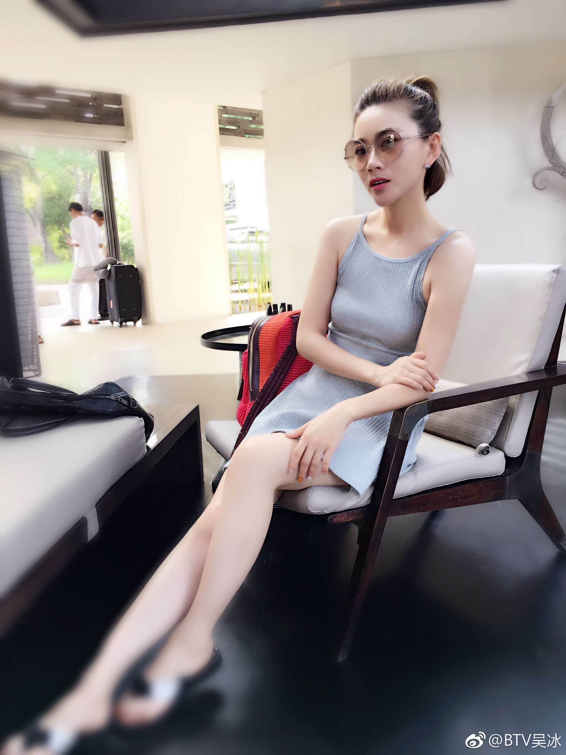 BTV主持人吴冰性感丝袜美腿短裙高跟写真[2]