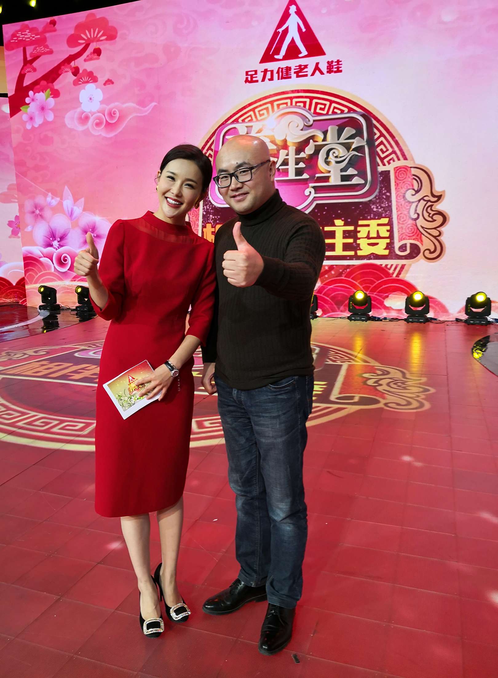 BTV主持人雅淇性感超短裙黑丝袜美腿高跟现场照[3]