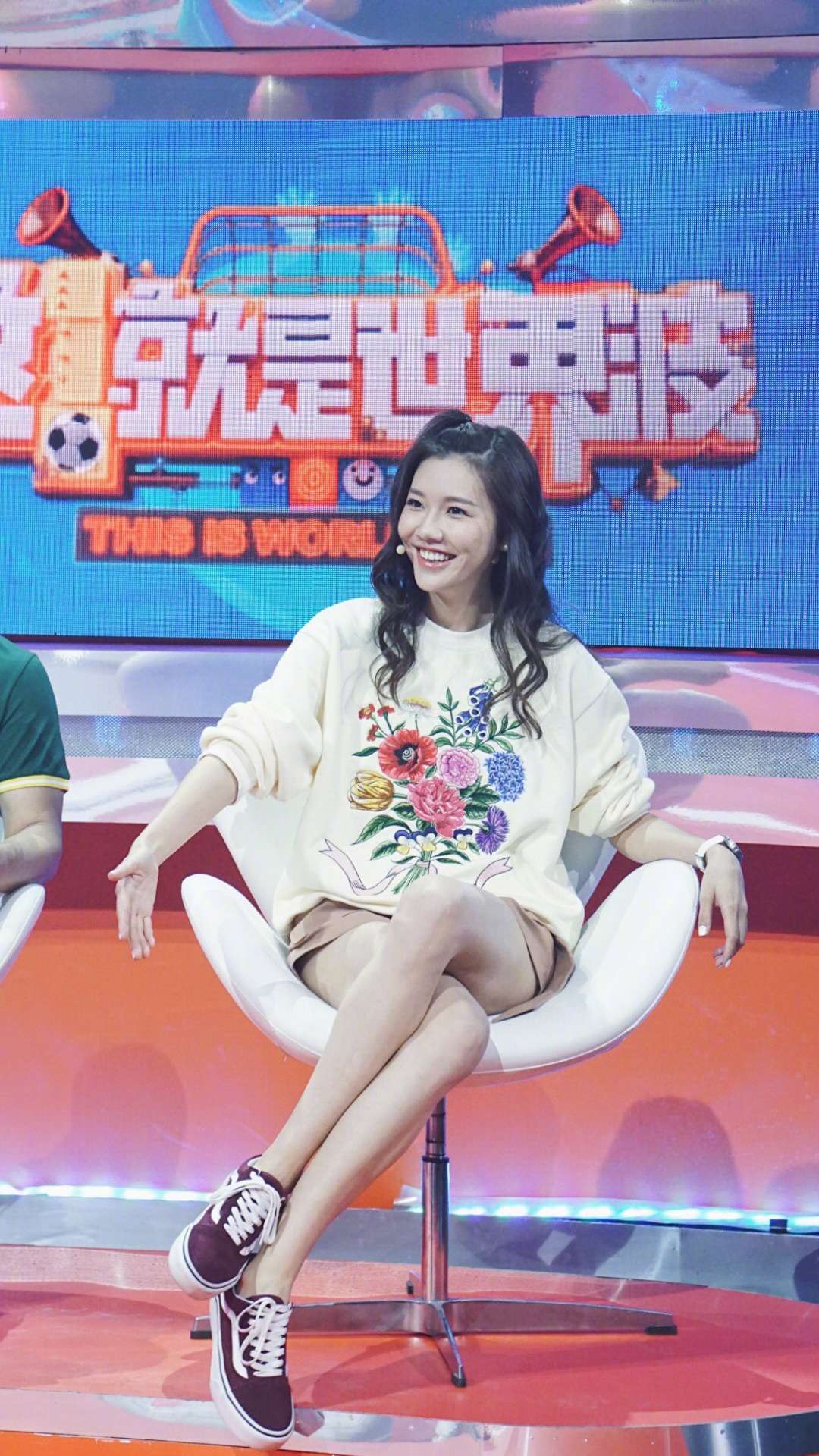 主持人刘语熙现场性感丝袜美腿短裙高跟[7]