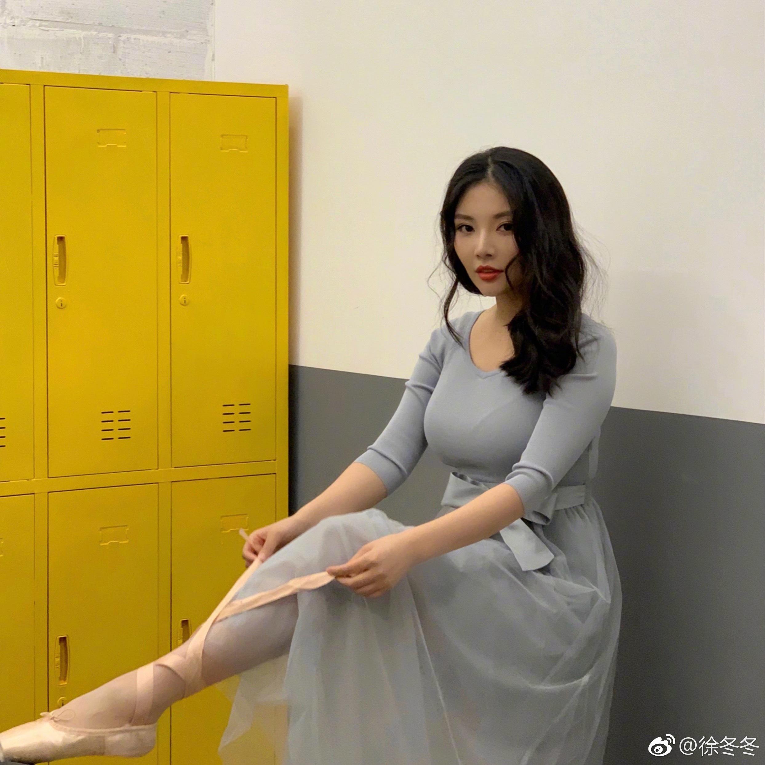 徐冬冬素颜照,黑丝袜恨天高,超短裙大白腿[9]