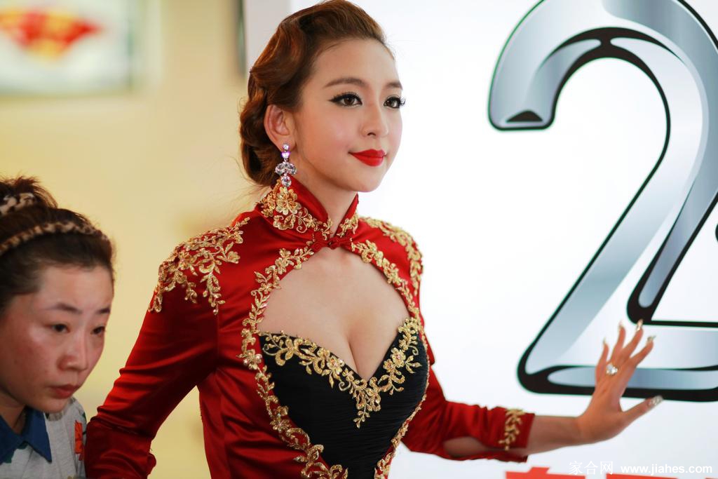 曹阳美脚厚丝袜,下半身黑皮裤,性感紧身裤[11]