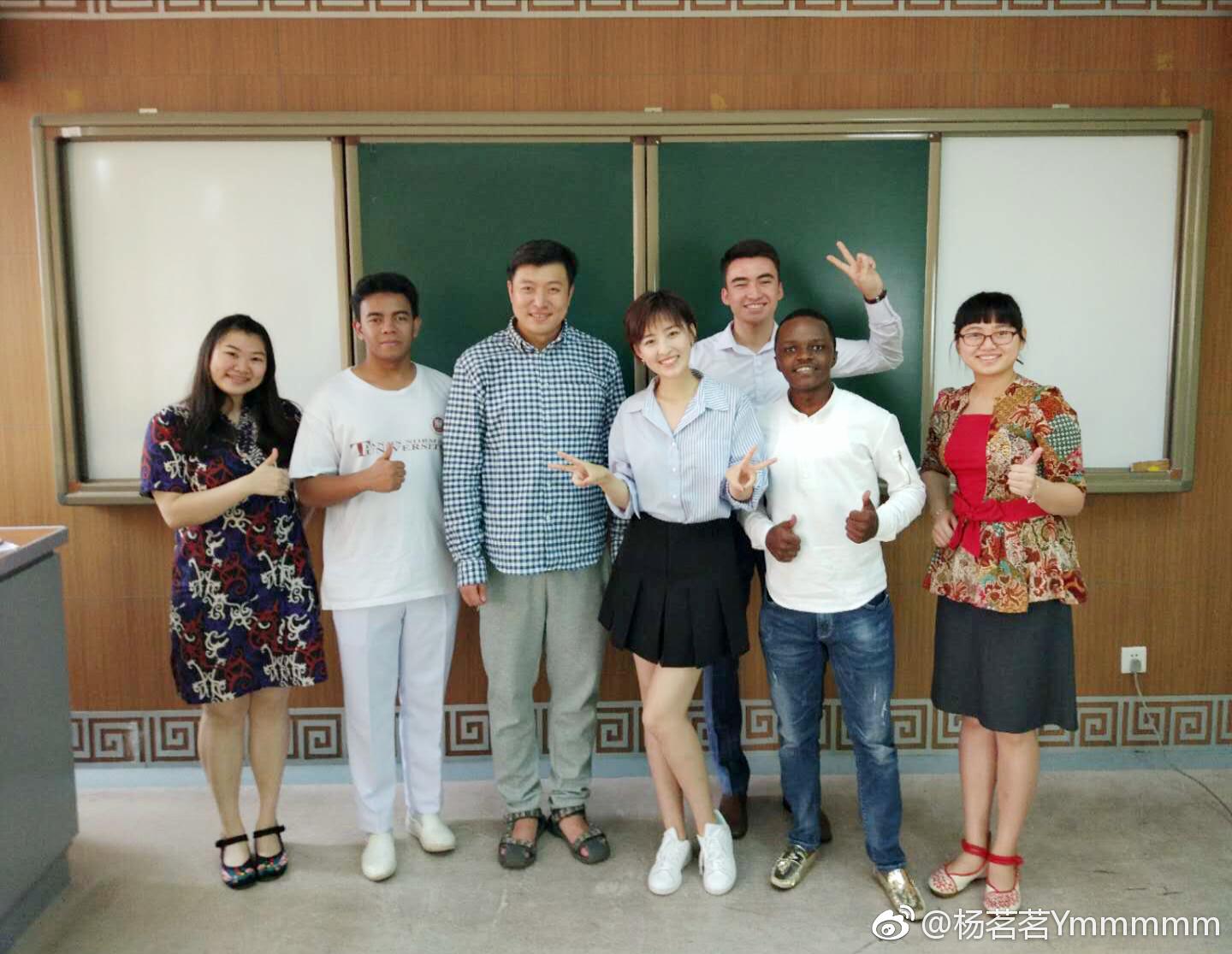杨茗茗美脚厚丝袜下半身,黑皮裤美腿炮架紧身裤[3]