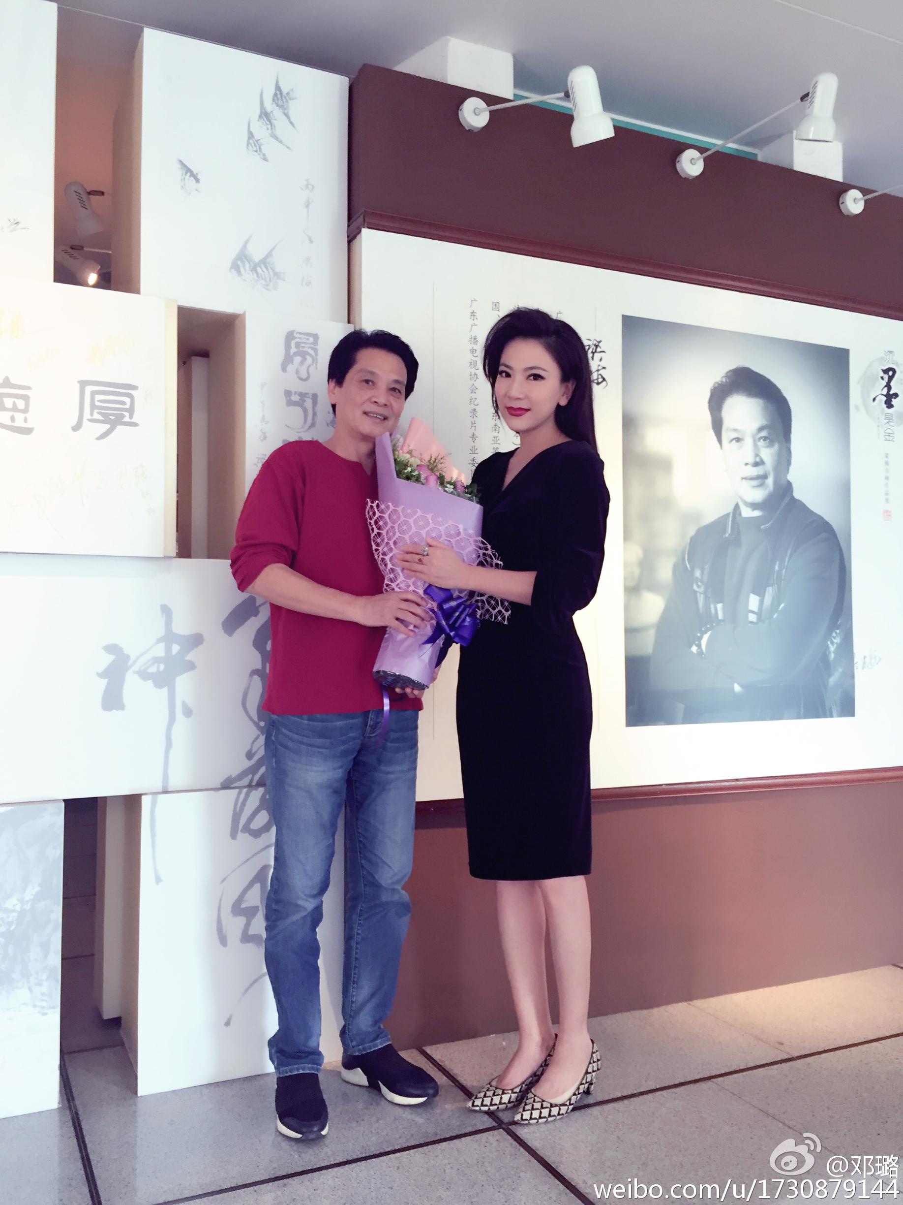 主持人邓璐白色制服短裙性感大白美腿高跟主持[5]