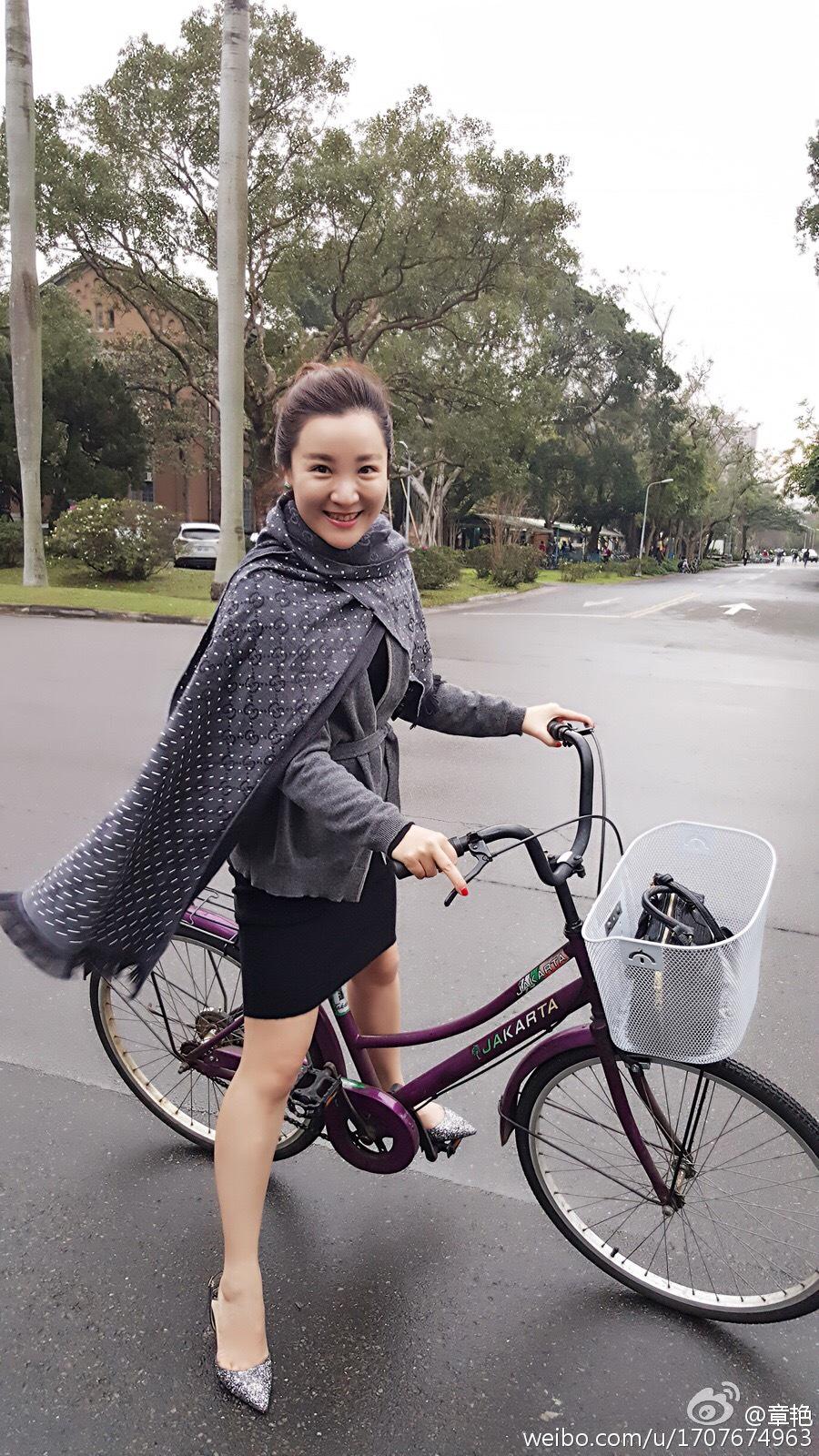 主持人章艳性感大长美腿短裙高跟写真[7]