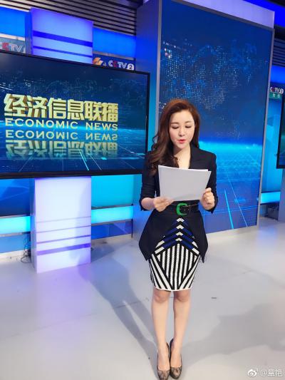 主持人章艳性感超短裙黑丝袜美腿高跟现场照