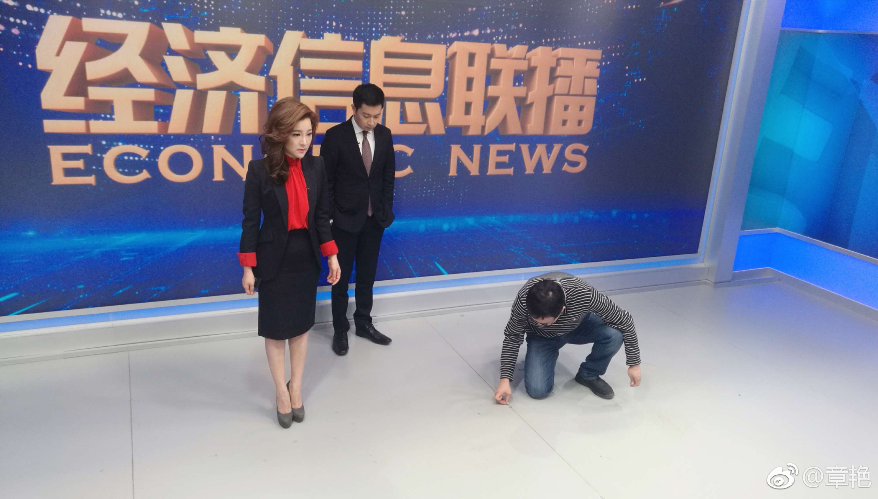 主持人章艳现场性感丝袜美腿短裙高跟[9]
