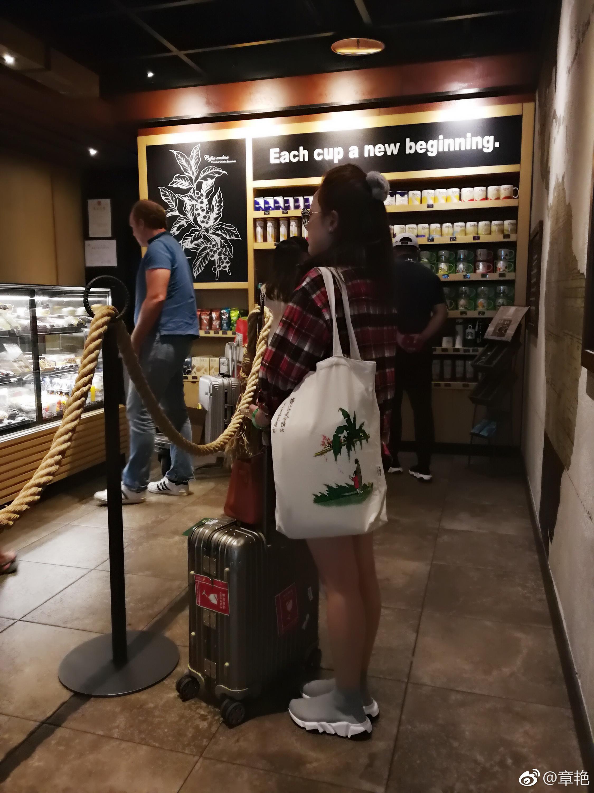 章艳美腿肉丝大长腿现场照,白丝袜牛仔裤性感照[10]