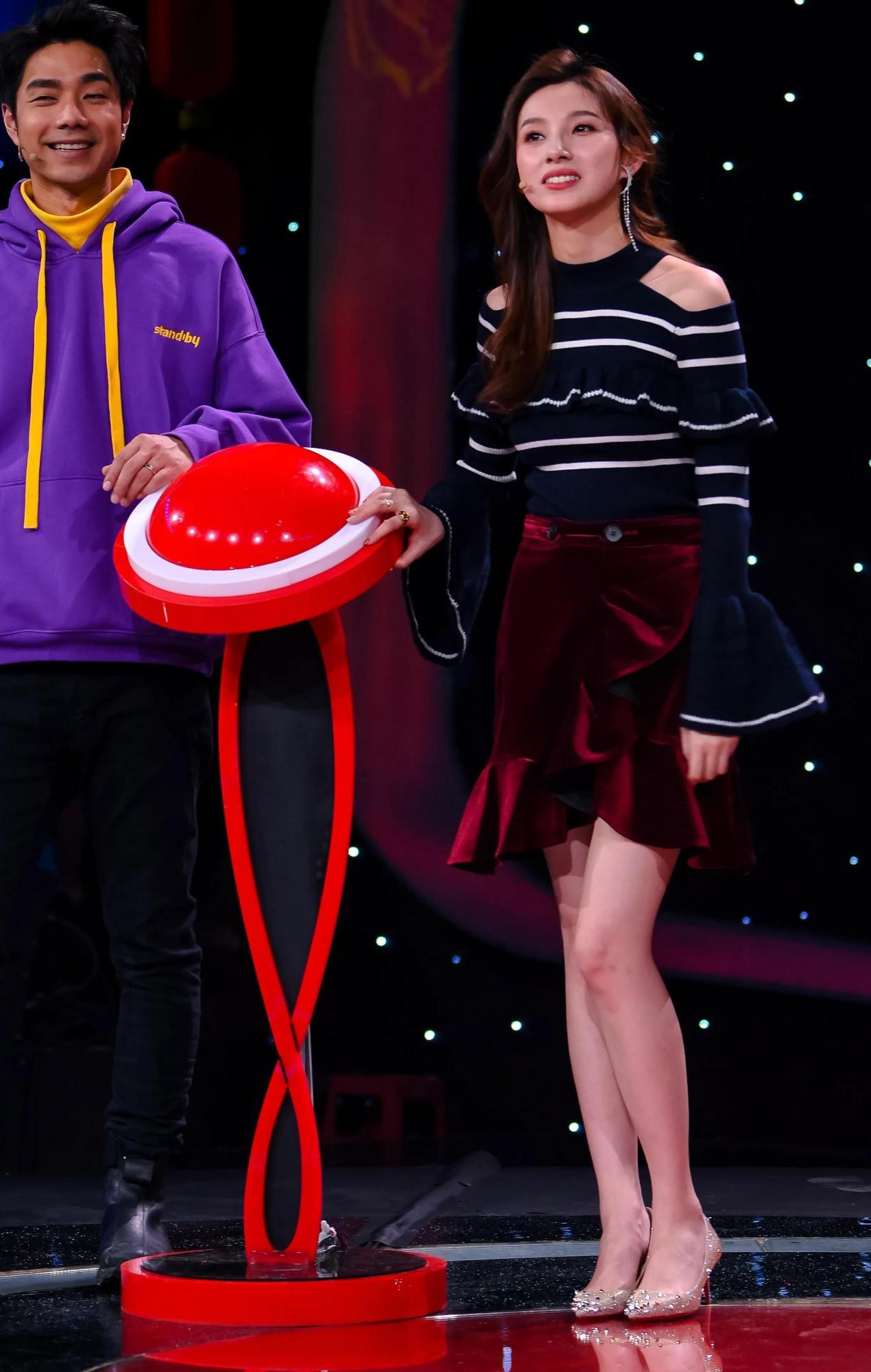 美女主持人马凡舒身穿黑色棉衣搭配红色短裙，脚踩裸色高跟鞋美腿尽显[3]