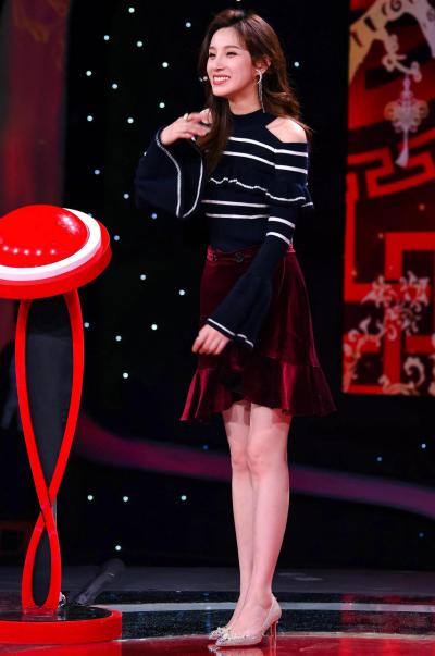 美女主持人马凡舒身穿黑色棉衣搭配红色短裙，脚踩裸色高跟鞋美腿尽显