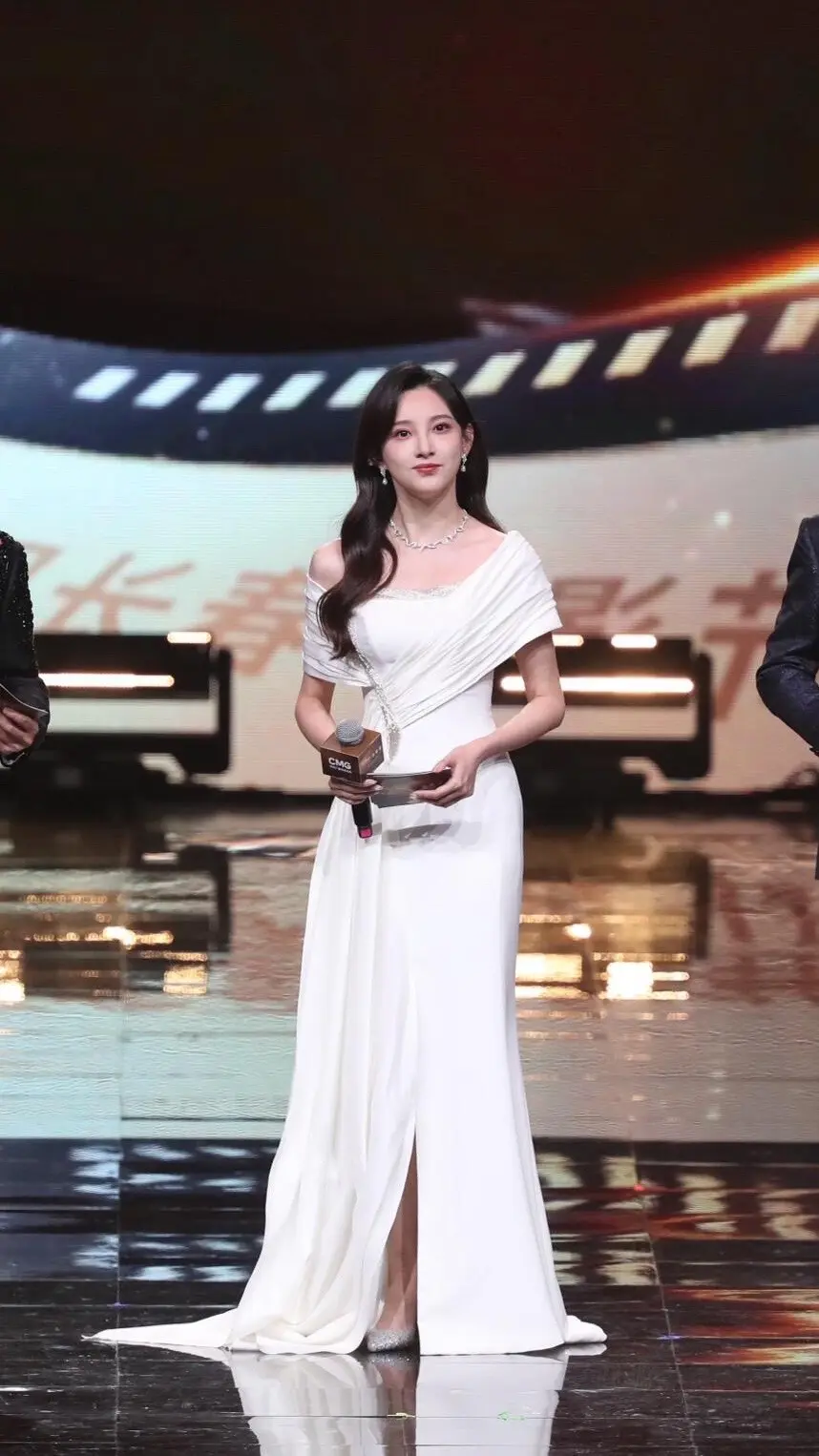 一组照片诠释长春电影节上的美女主持人马凡舒有多美[3]