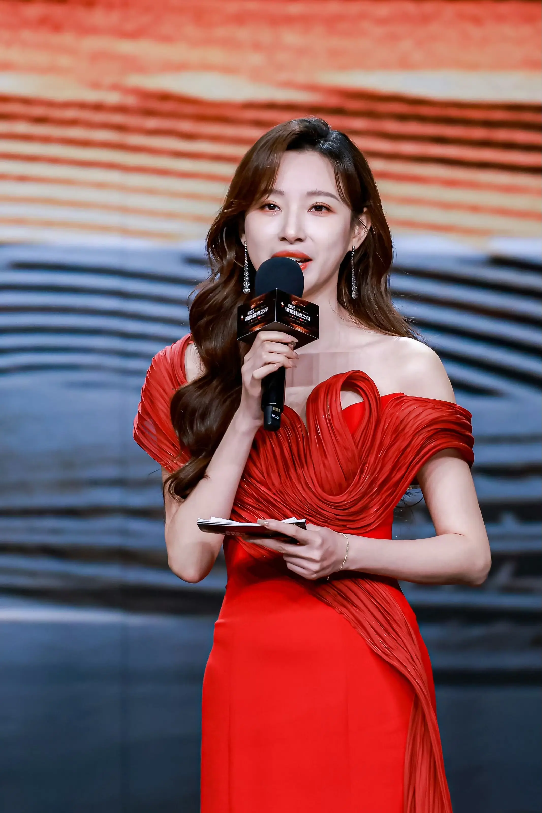 春晚美女主持人马凡舒一身红色礼服精致妆容主持[4]