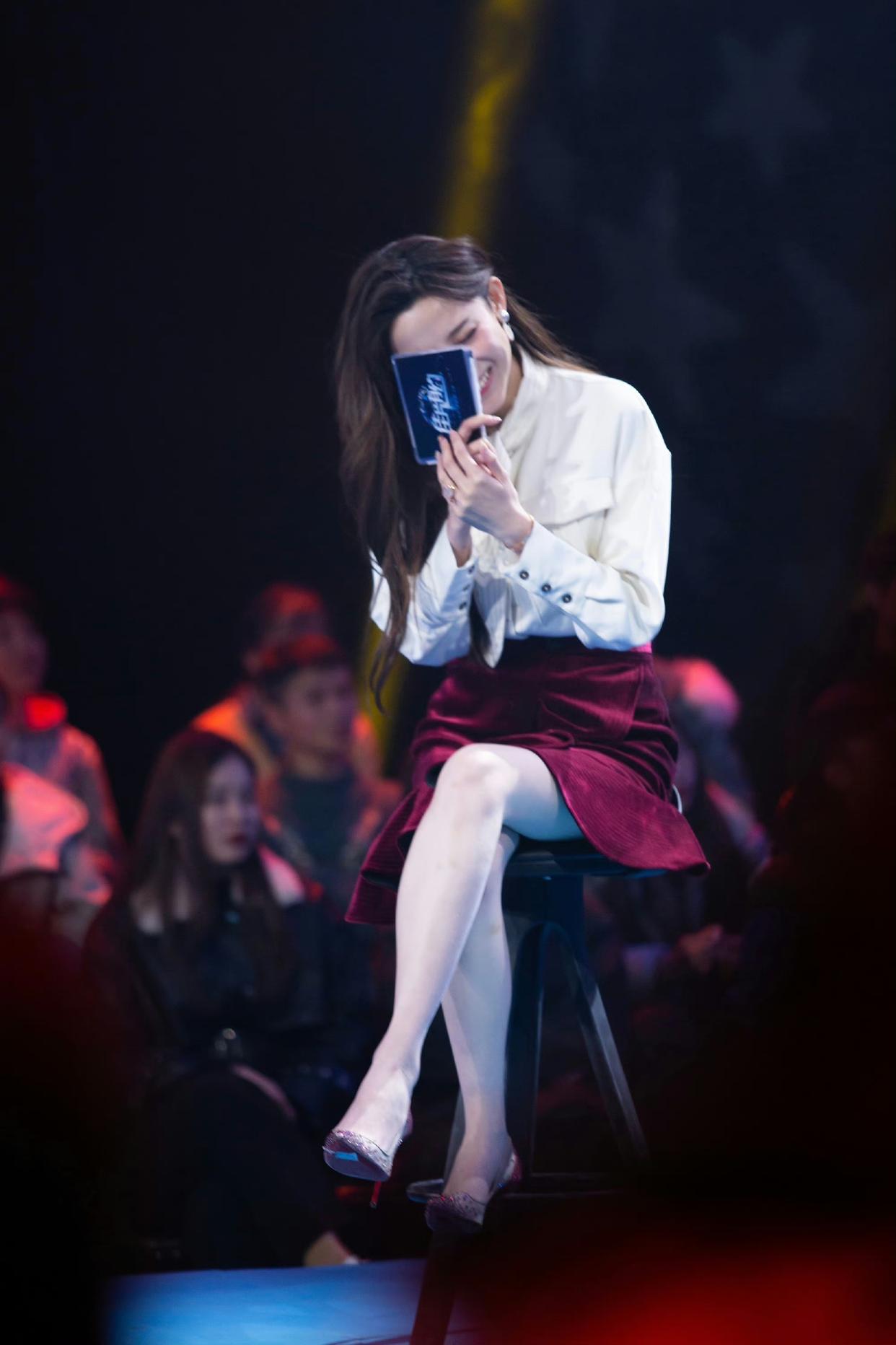 美女主持人马凡舒现场高跟鞋大长腿真漂亮[2]