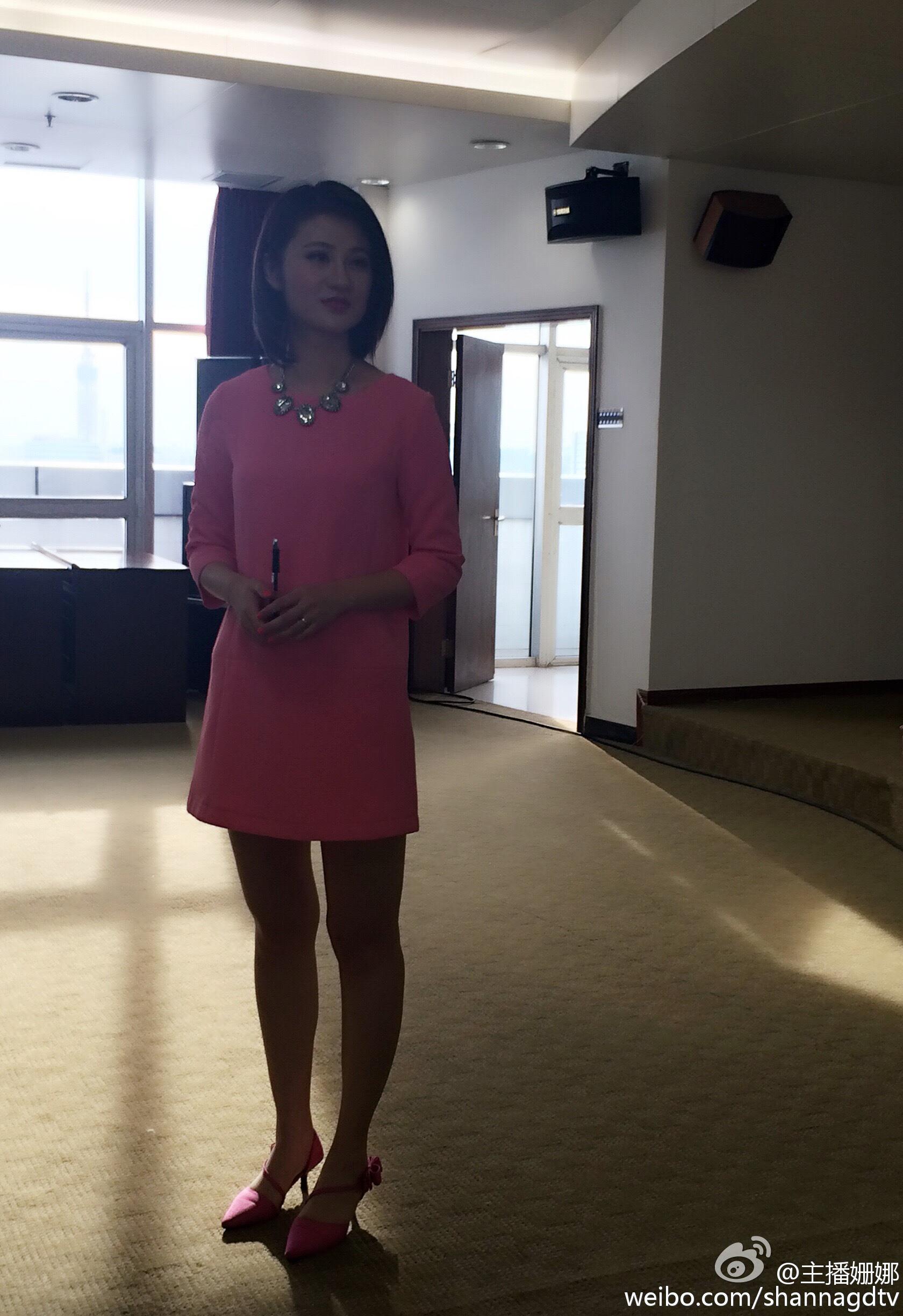 姗娜美脚厚丝袜下半身,黑皮裤美腿炮架[11]
