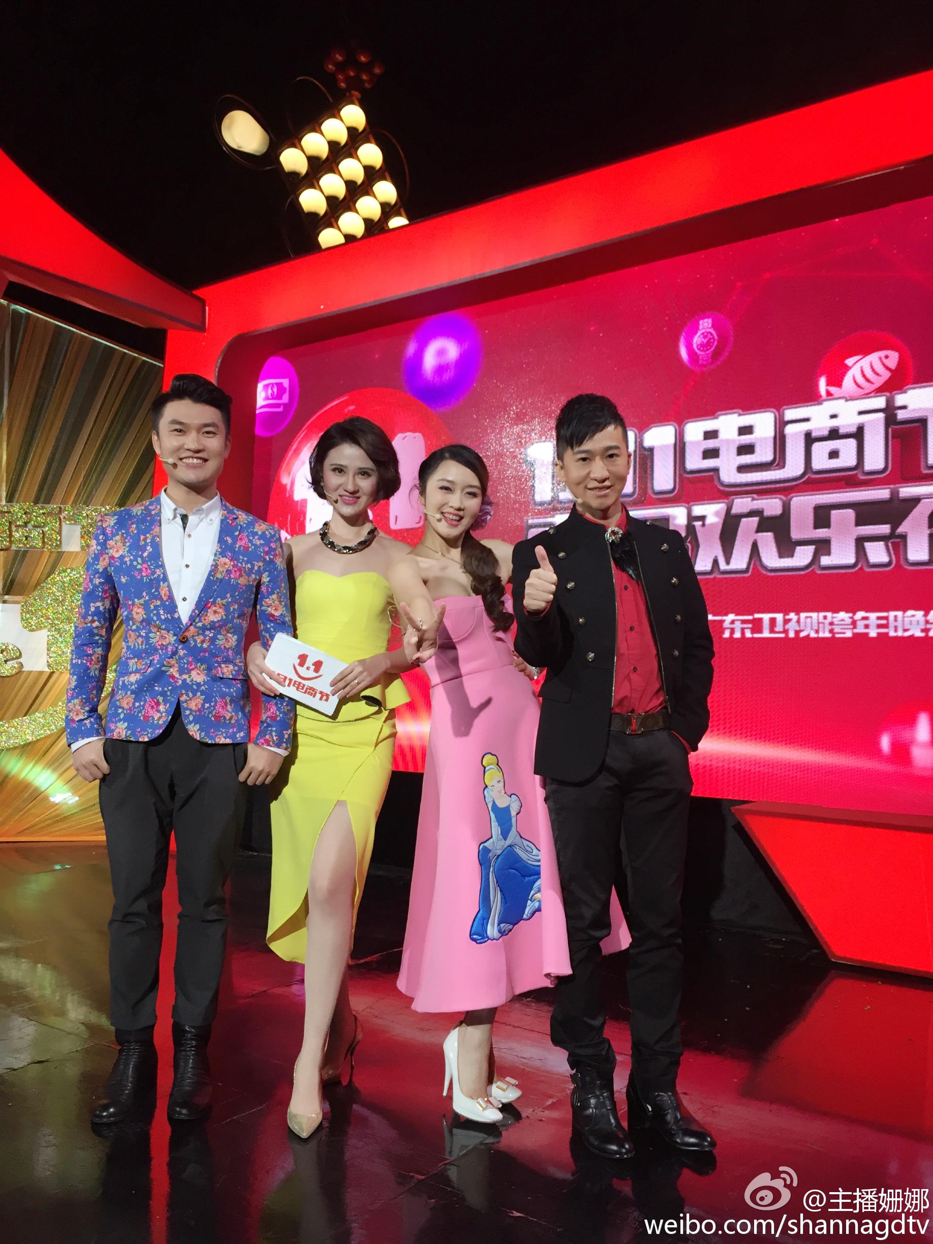 姗娜美腿肉丝大长腿现场照,白丝袜牛仔裤性感照[3]