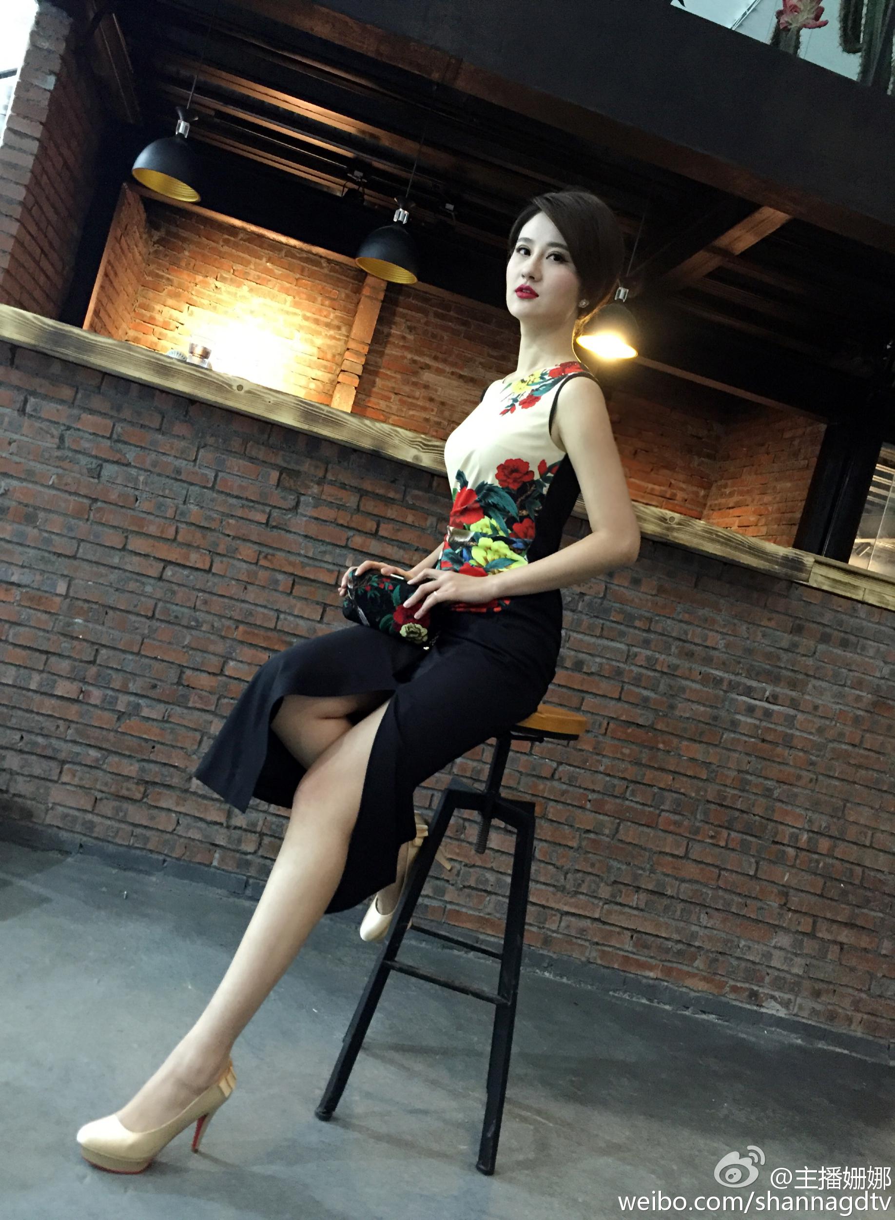 姗娜美腿肉丝大长腿现场照,白丝袜牛仔裤性感照[9]
