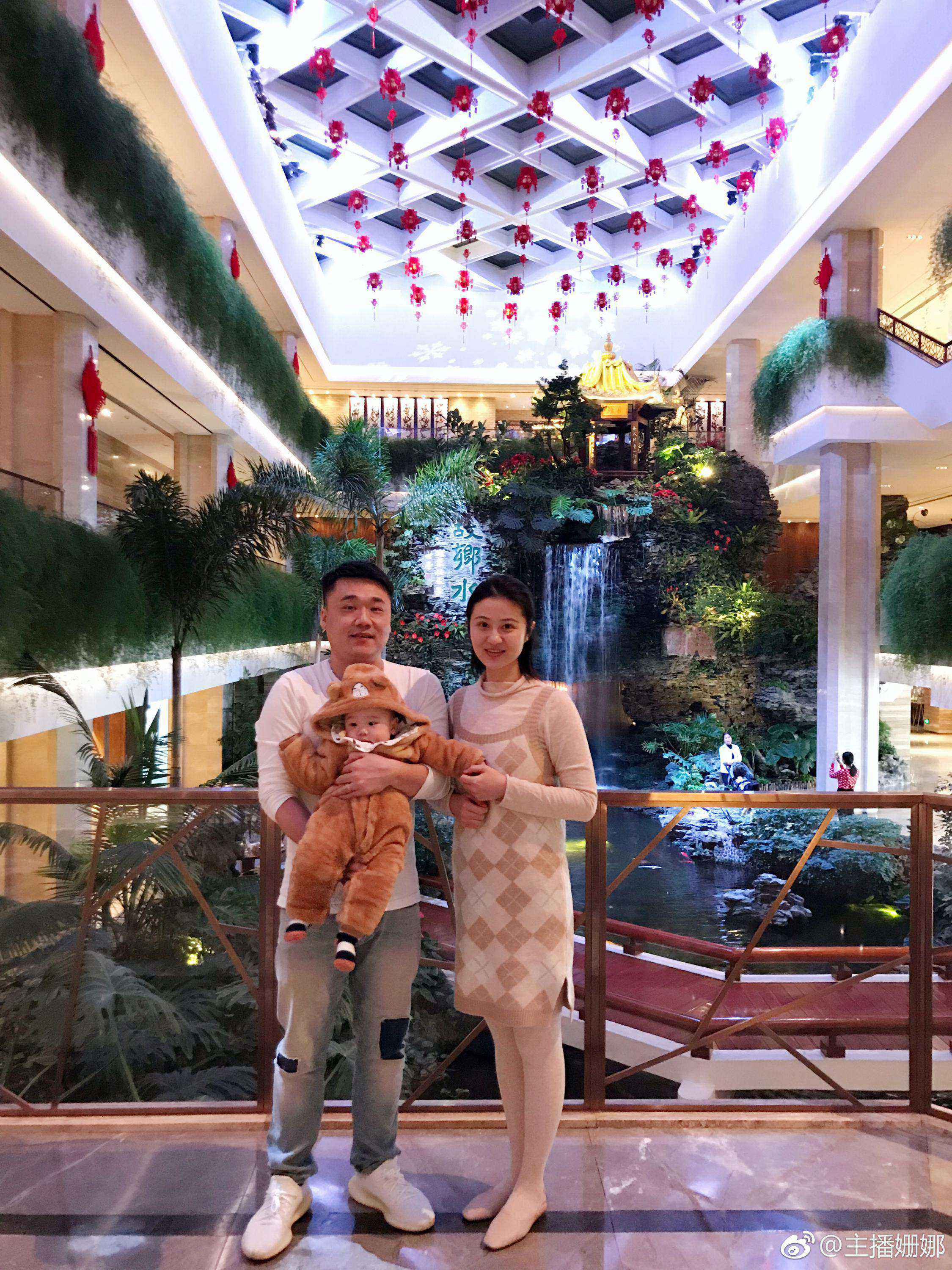 主持人姗娜丝袜美腿素颜自拍照[13]