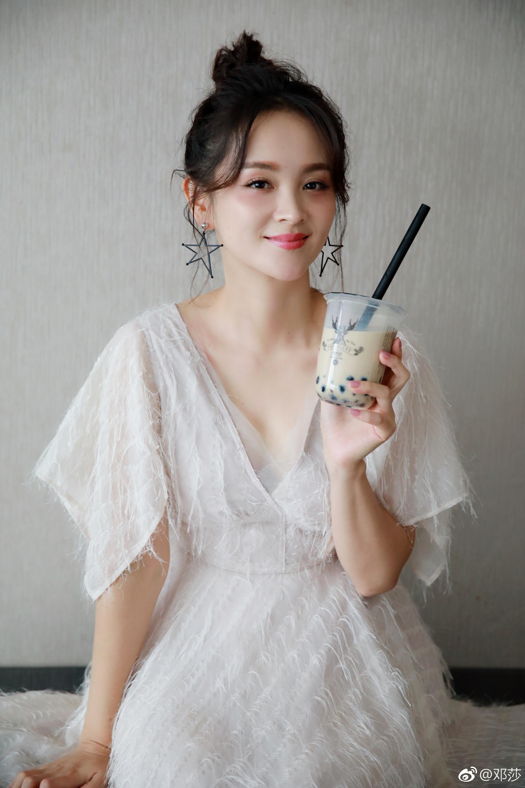 邓莎美腿肉丝大长腿现场照,白丝袜牛仔裤性感照[2]