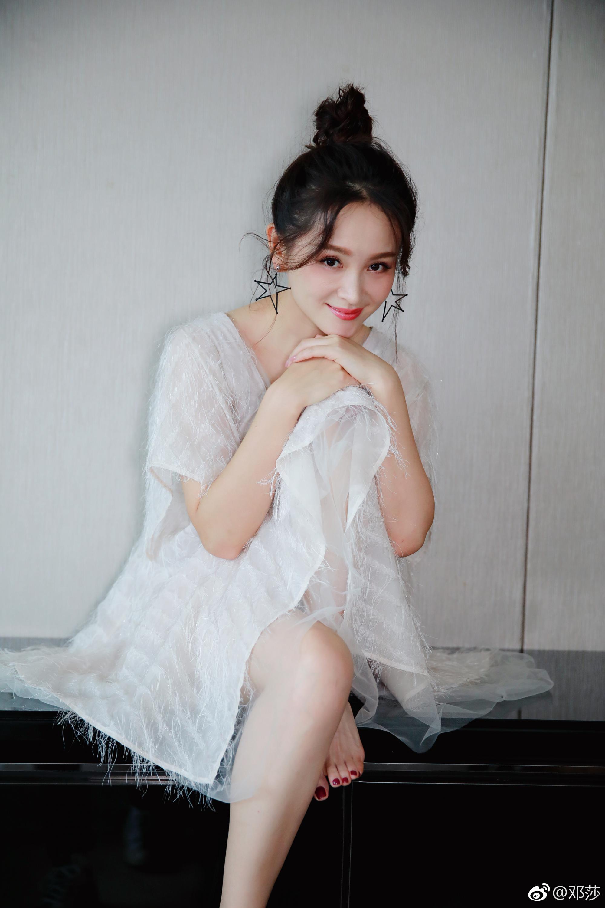 邓莎性感蕾丝长裙高跟美腿清纯写真[10]