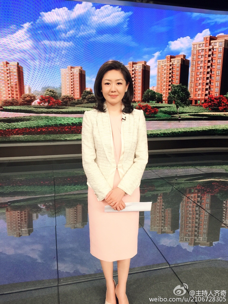 主持人齐奇性感包臀短裙美腿高跟现场主持[9]