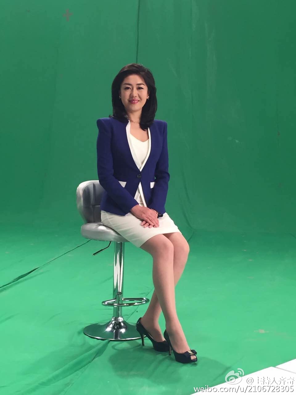 主持人齐奇性感黑丝袜制服短裙美腿高跟[6]