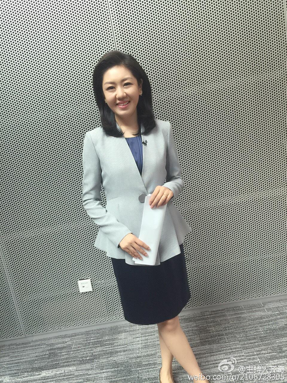 主持人齐奇现场职业装超短裙丝袜美腿高跟制服诱惑[3]