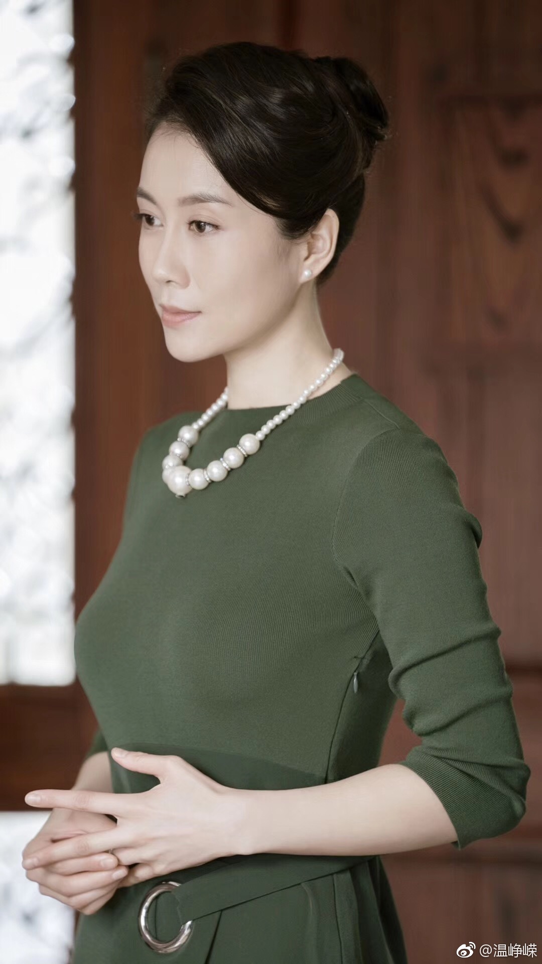 温峥嵘美腿肉丝大长腿现场照,白丝袜牛仔裤性感照[3]