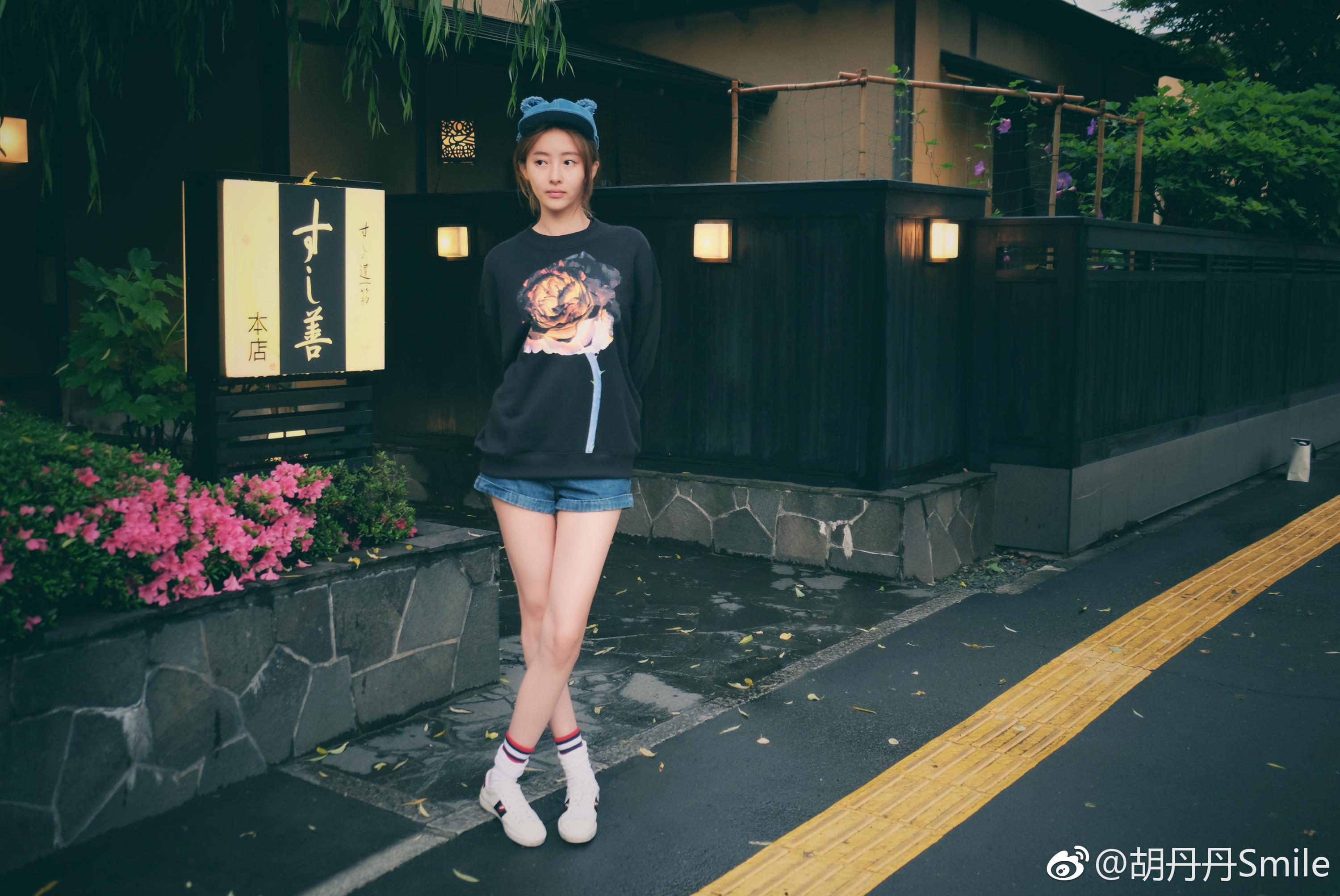 胡丹丹黑丝袜素颜照,恨天高超短裙大白腿[2]