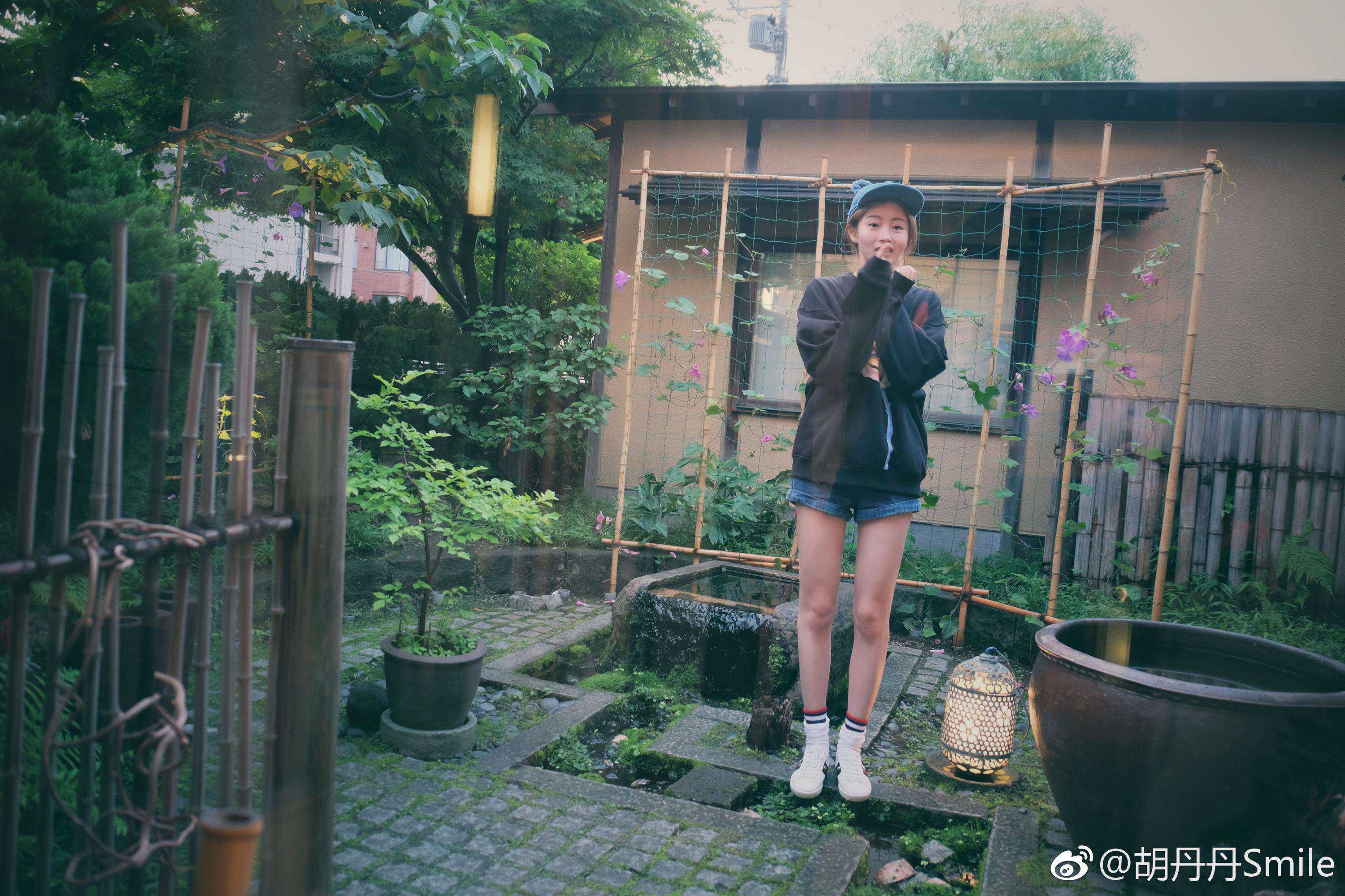 胡丹丹黑丝袜素颜照,恨天高超短裙大白腿[3]