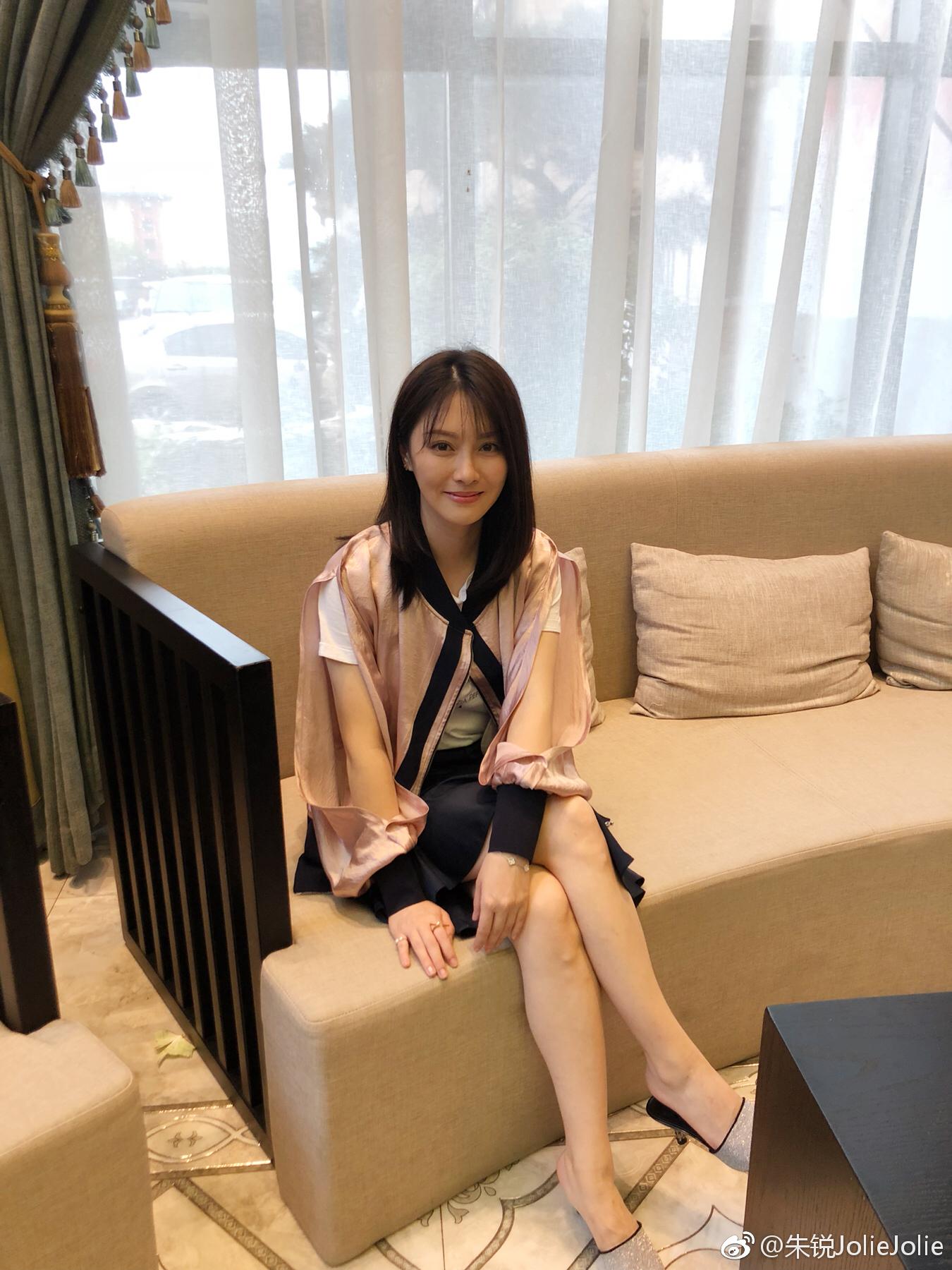 朱锐肉丝袜美腿大长腿现场照,白丝袜牛仔裤性感照[2]