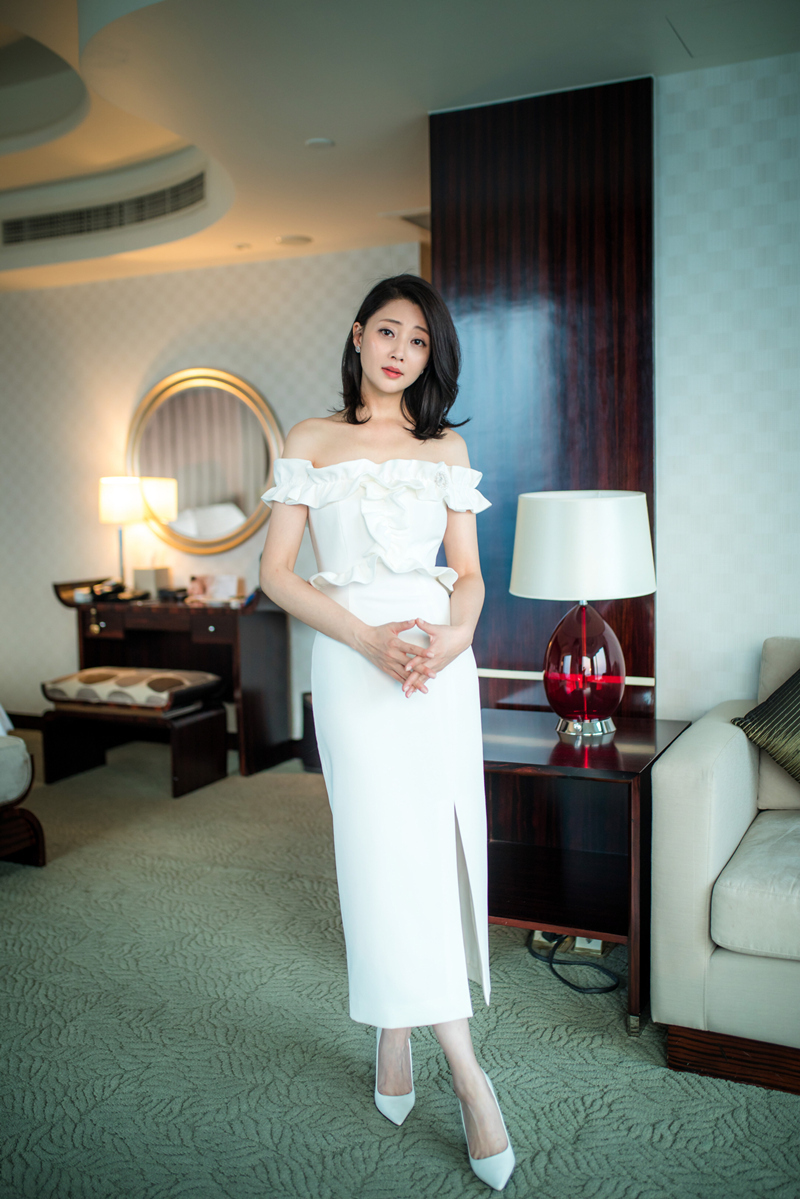 殷桃白色分叉连衣裙露白嫩美腿高跟[2]