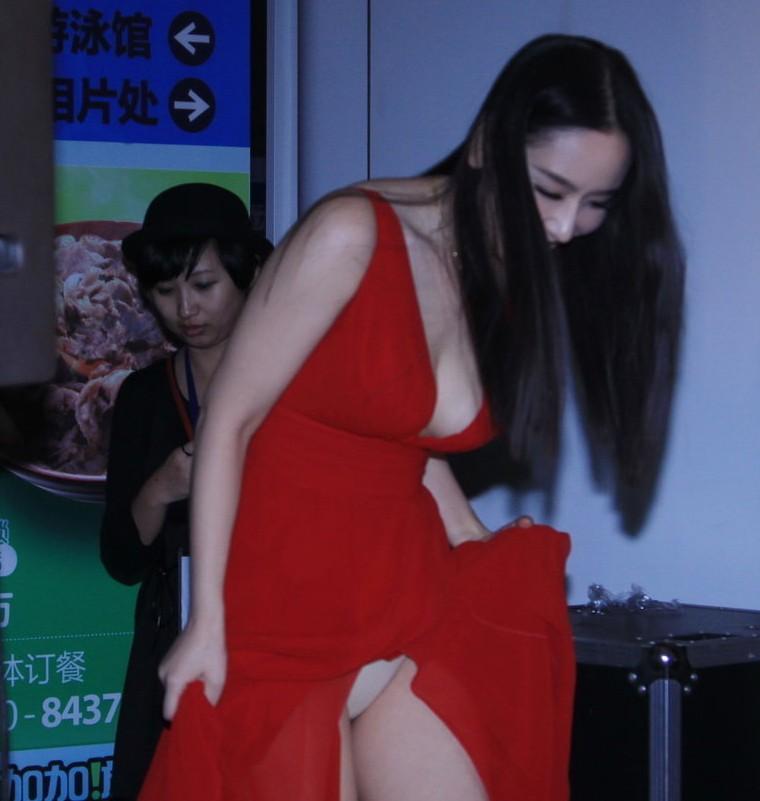孙宁低胸红裙上阵露内裤白嫩美腿上下走光[3]