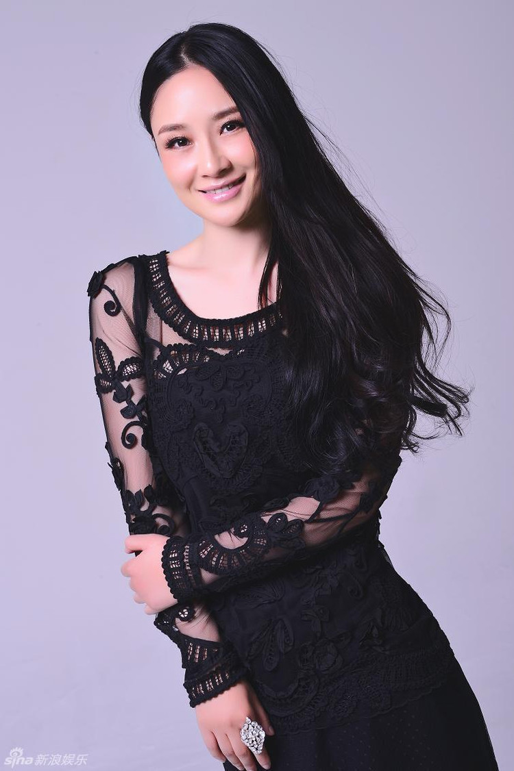 孙宁性感大长美腿短裙高跟写真[3]