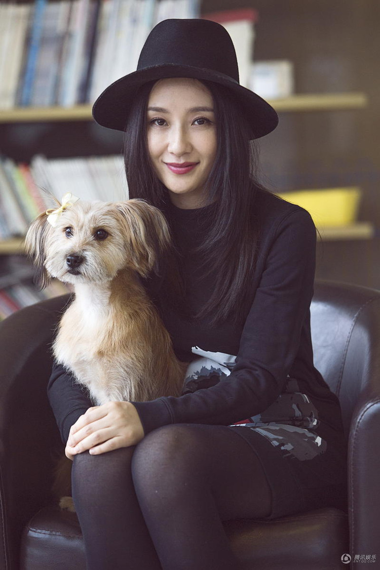 孙宁性感超短裙黑丝袜美腿高跟现场照[10]