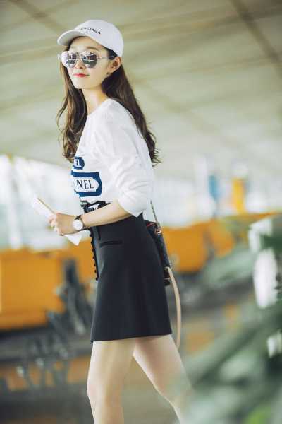 宋轶黑色穿短裙美腿运动鞋机场现身