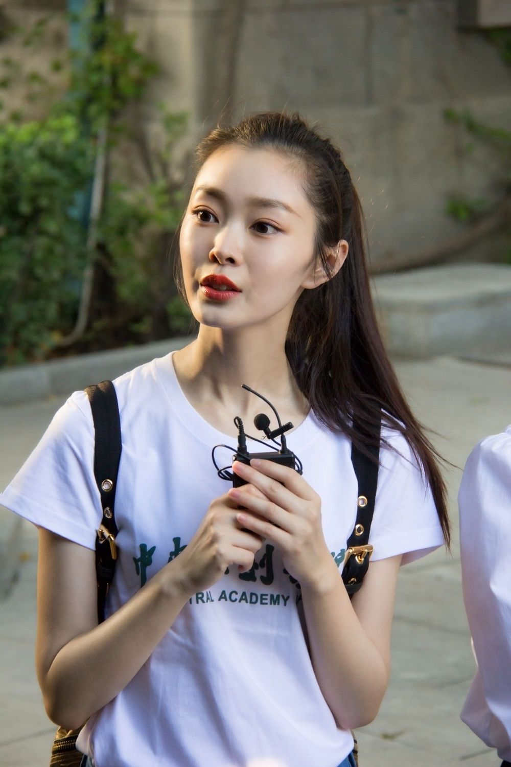 宋轶性感超短裙黑丝袜美腿高跟现场照[12]