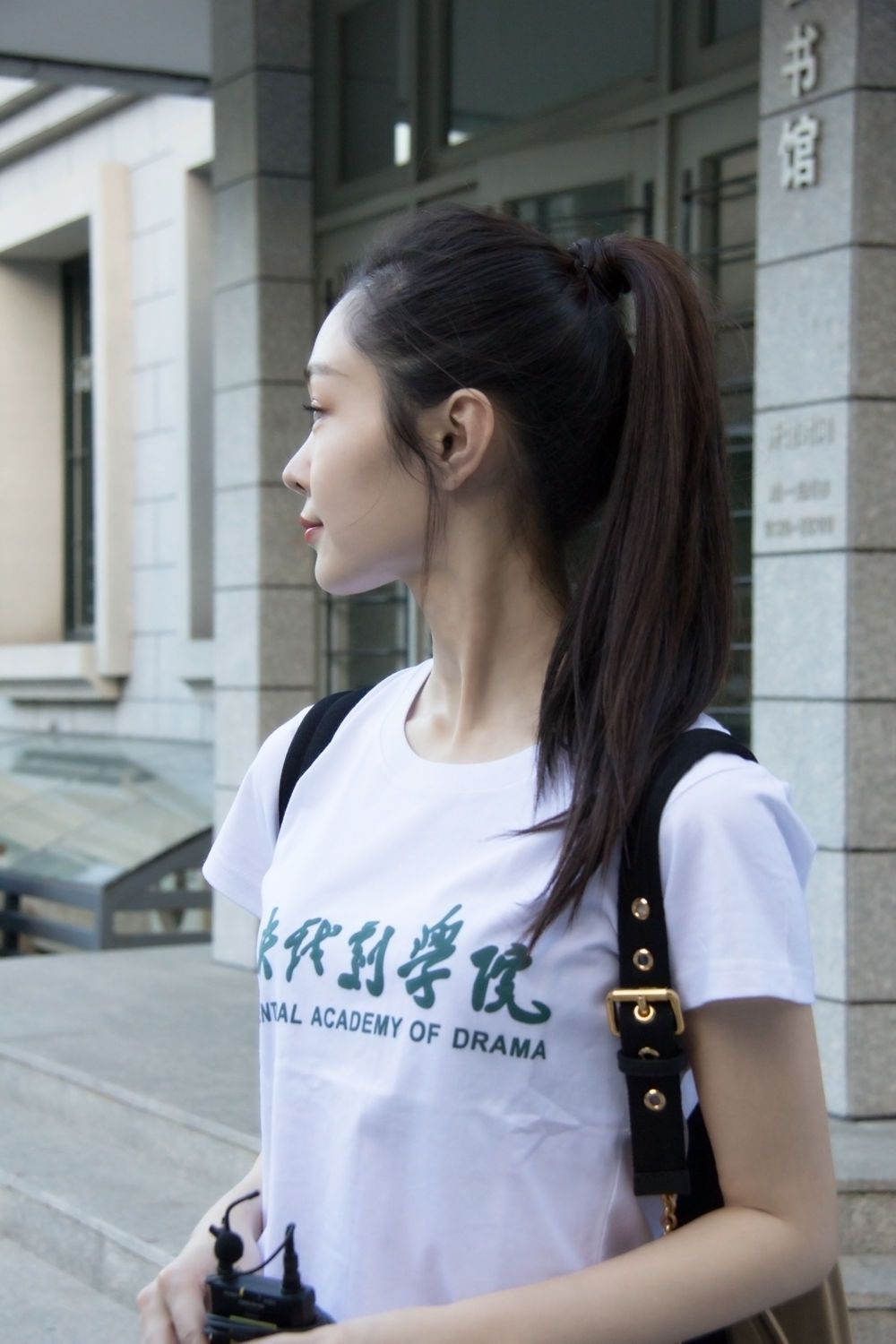 宋轶性感超短裙黑丝袜美腿高跟现场照[13]