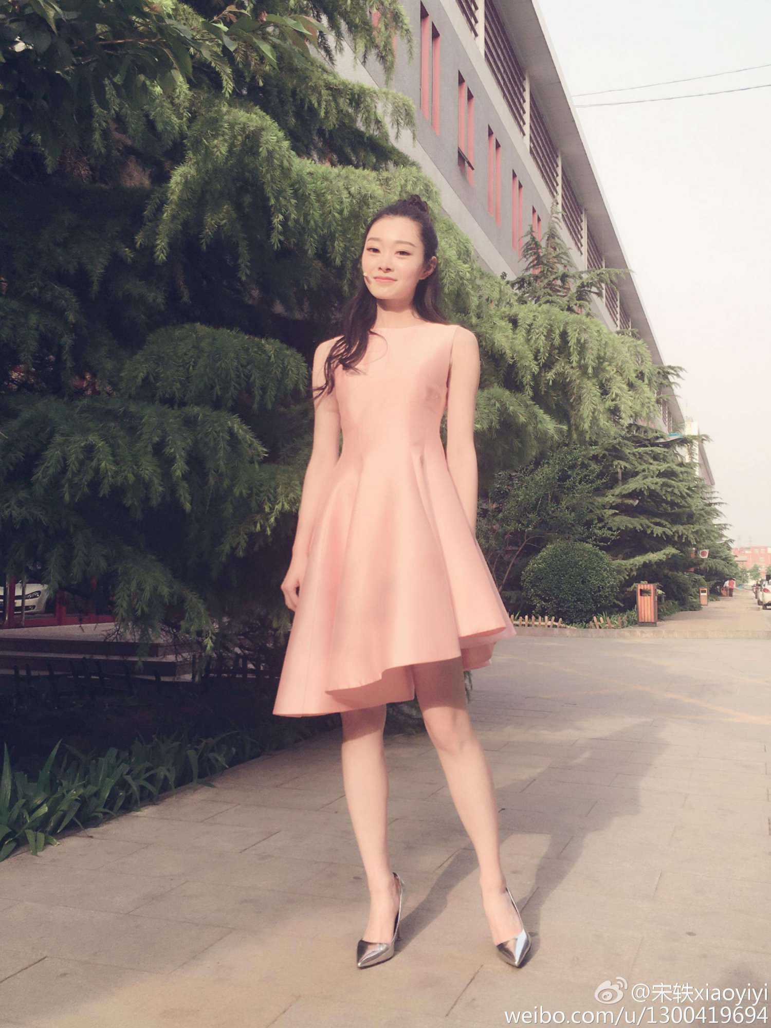 宋轶清纯靓丽白嫩美腿微博生活照