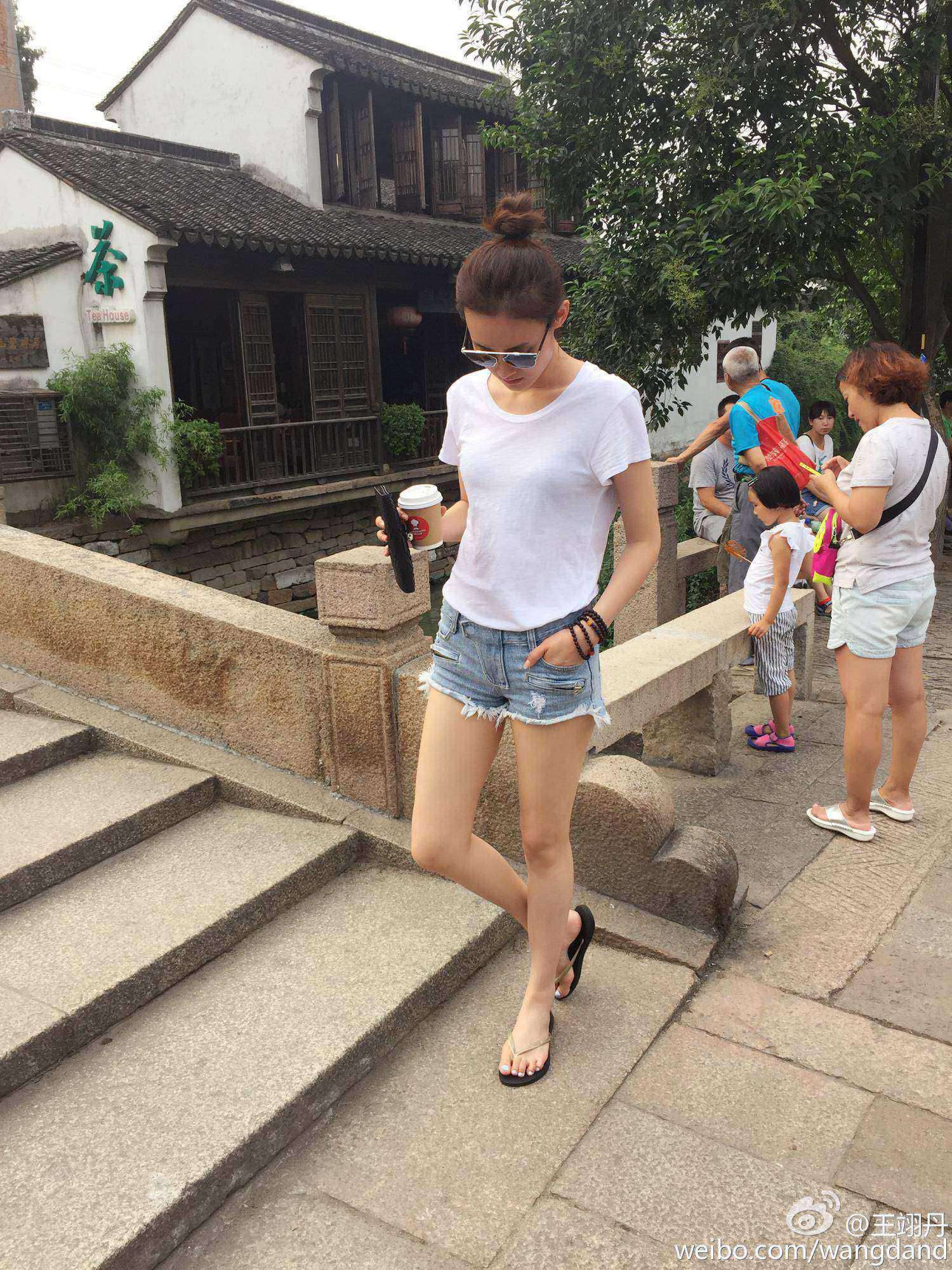 王翊丹性感大长美腿短裙丝袜高跟写真[4]