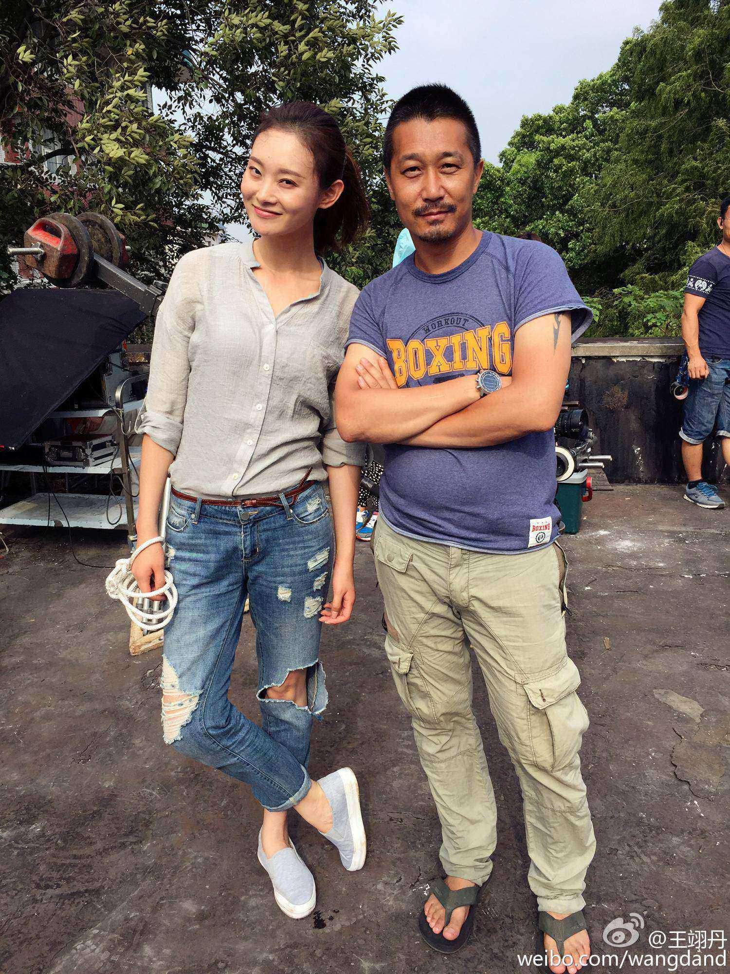 王翊丹性感大长美腿短裙丝袜高跟写真[7]