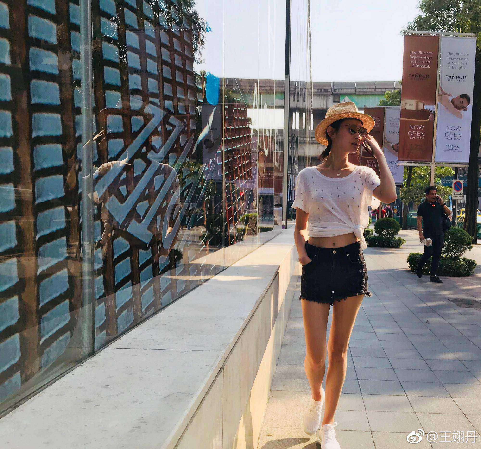 王翊丹性感大长美腿短裙丝袜高跟写真[10]