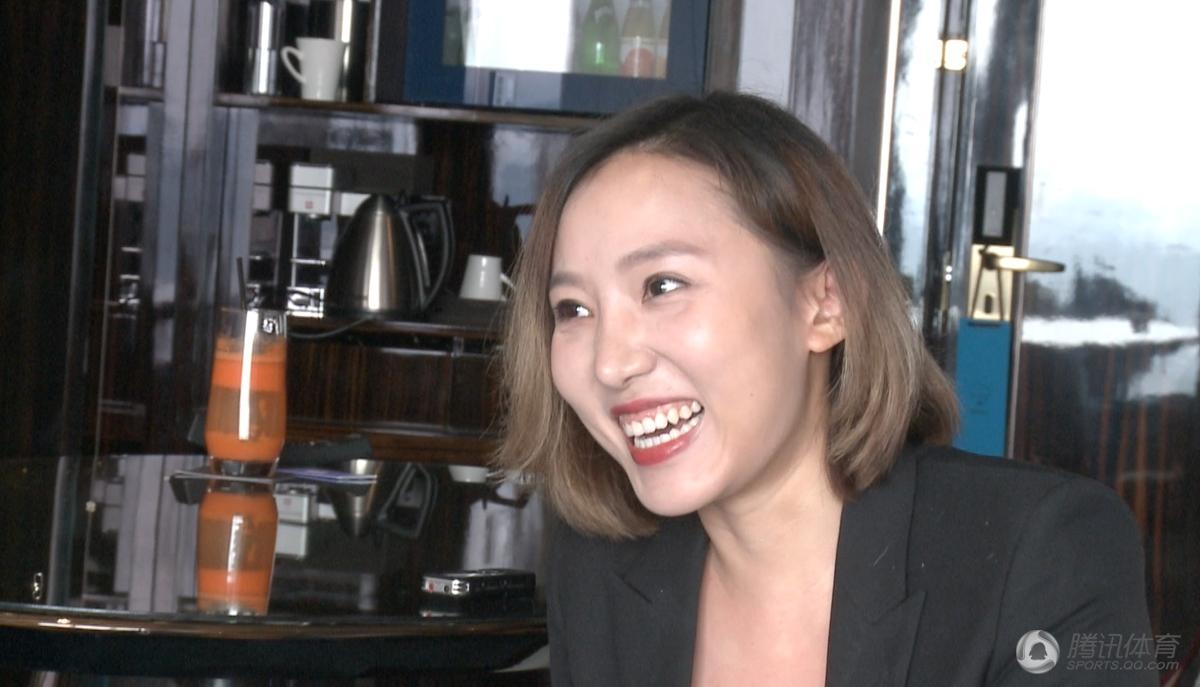 文筱婷黑色蕾丝短裙美腿采访直播图皮肤白嫩[9]