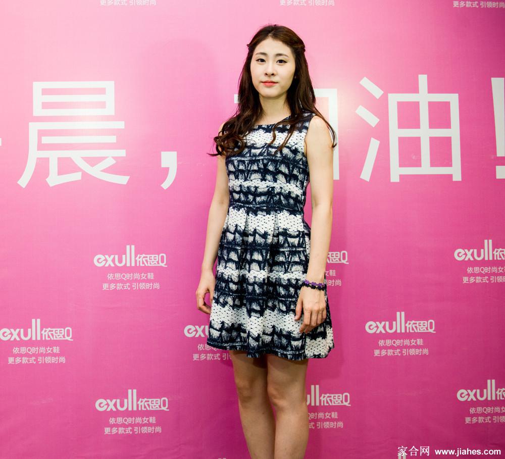 张碧晨格子连衣短裙丝袜美腿高跟性感动人[5]