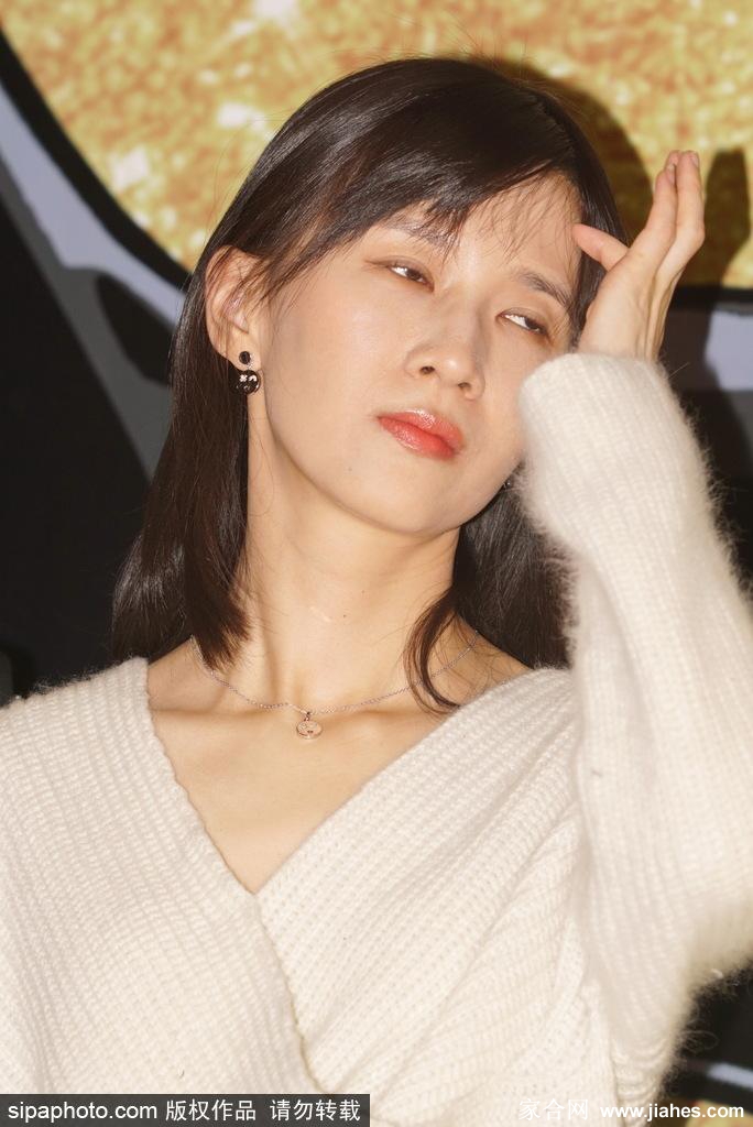 Papi酱栗坤性感大长美腿短裙高跟写真[3]