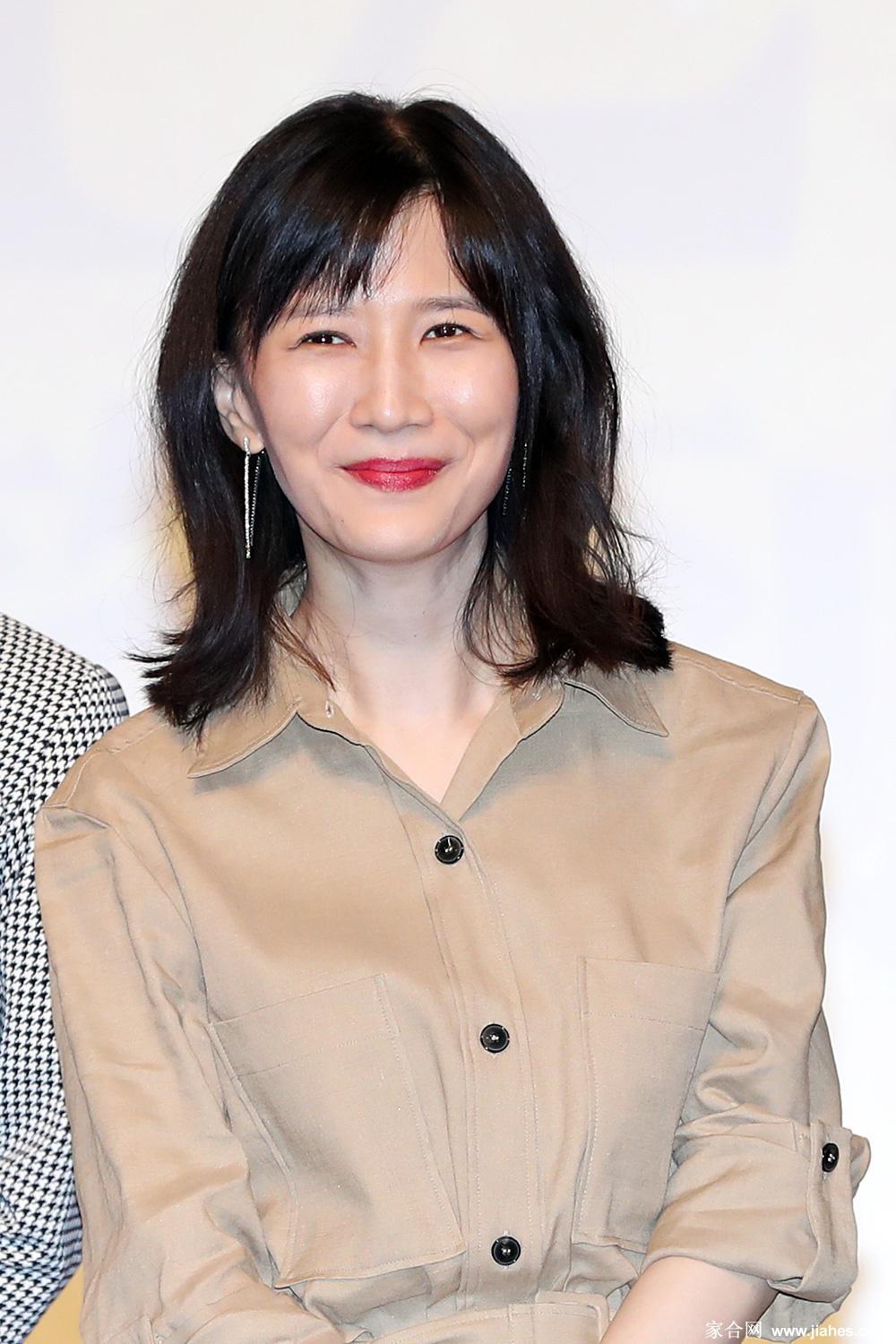 Papi酱栗坤性感大长美腿短裙高跟写真[11]