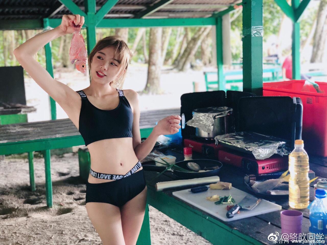 LPL主持人骆歆海边三点式泳装秀身材[3]