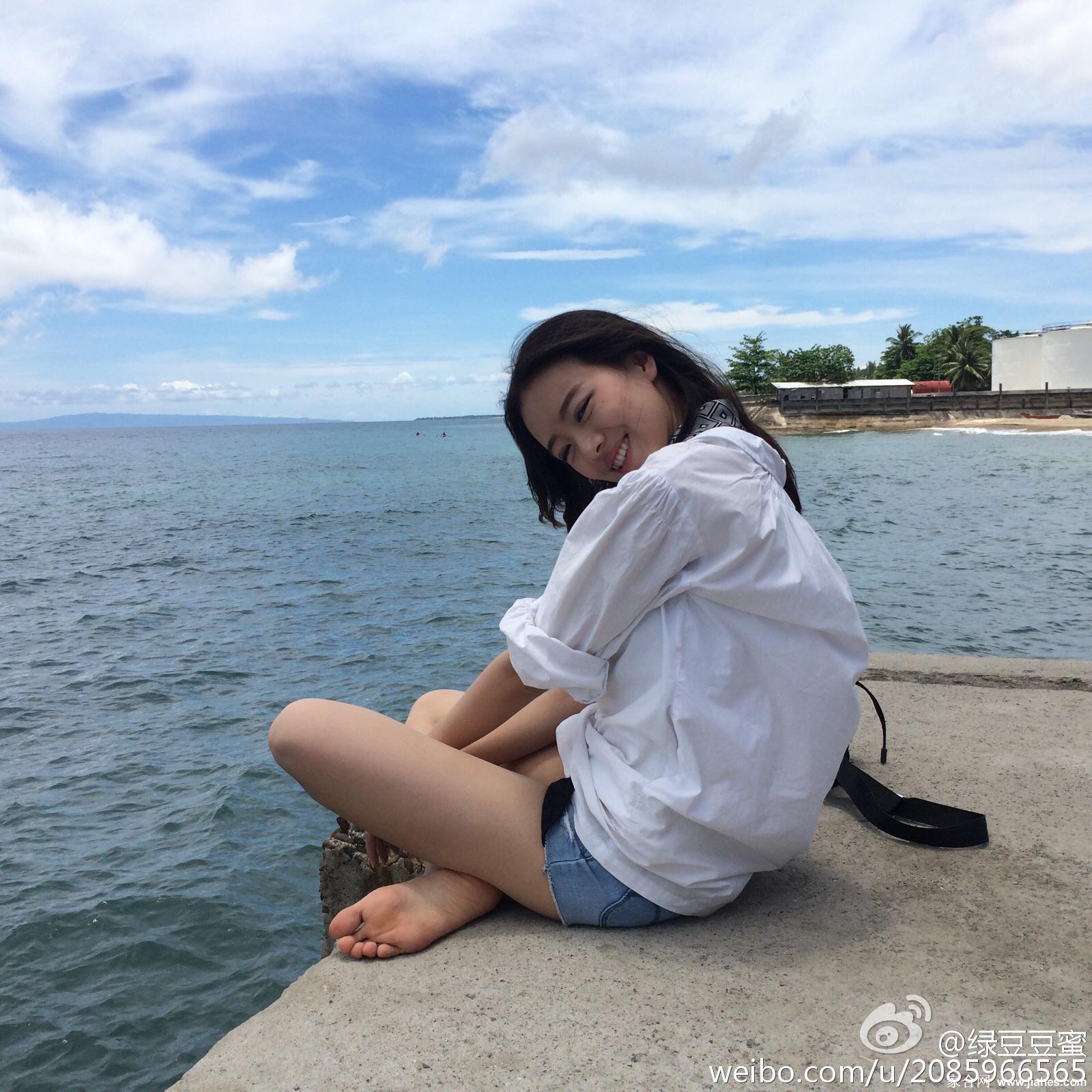 LPL主持人骆歆白嫩大长美腿湖边美足戏水[7]